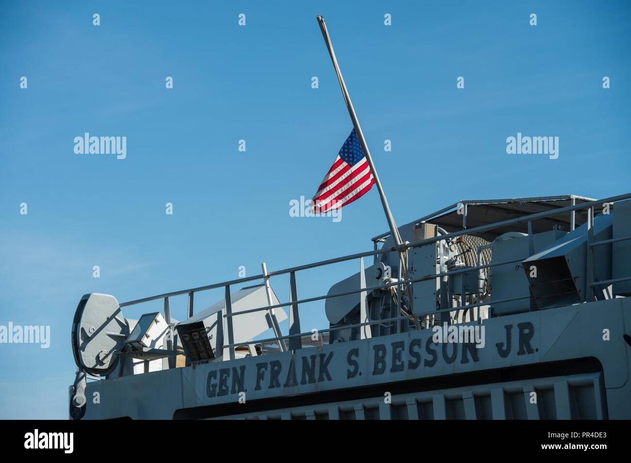 I soldati della settima brigata di trasporto (Expeditionary) preparare per spostare un generale Frank S. Besson-class logistics nave di sostegno in preparazione per l'uragano Florence a base comune Langley-Eustis, Virginia, Sett. 11, 2018. I residenti locali hanno consigliato di monitorare attivamente le notizie e meteo prese a tenere informati di annunci di locali o le autorità statali. Foto Stock