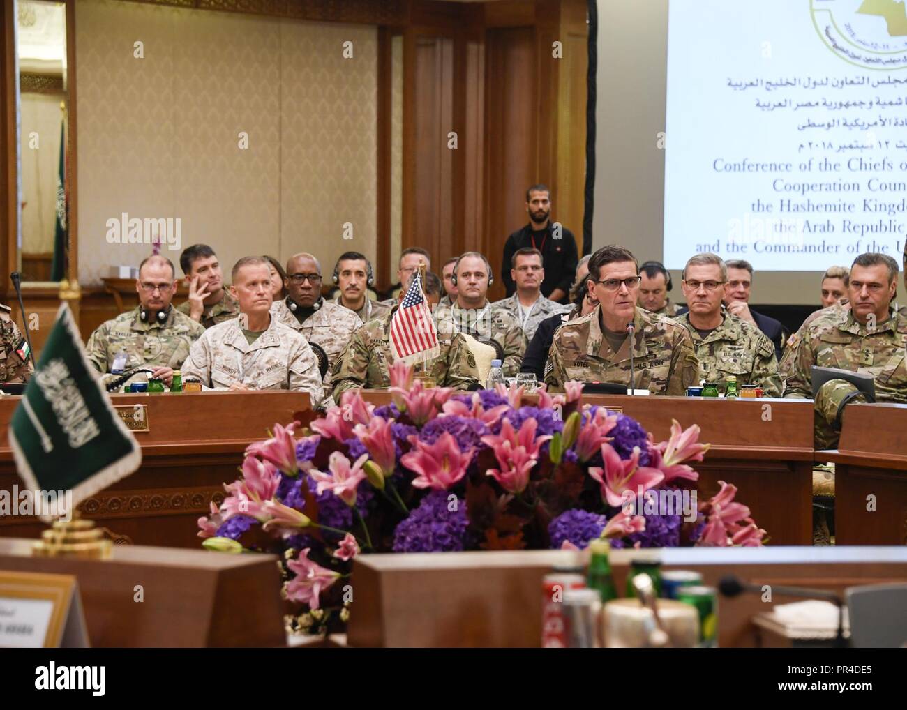 Kuwait City, Kuwait-- U.S. Esercito gen. Giuseppe L. Votel, commander, U.S. Comando centrale, indirizzi senior leader della difesa da nove paesi in tutta la regione durante una conferenza qui sett. 12. La conferenza di due giorni inclusi capi di stato maggiore della difesa al Consiglio di cooperazione per gli Stati arabi del Golfo paesi - Kuwait, Bahrein, Oman, Qatar, Arabia Saudita, Emirati Arabi Uniti - come pure in Giordania e in Egitto. L evento è stato progettato per sottolineare l'impegno degli Stati Uniti per la regione, consentono di ottenere una migliore comprensione dei problemi regionali e di identificare le opportunità per rafforzare le relazioni essere Foto Stock