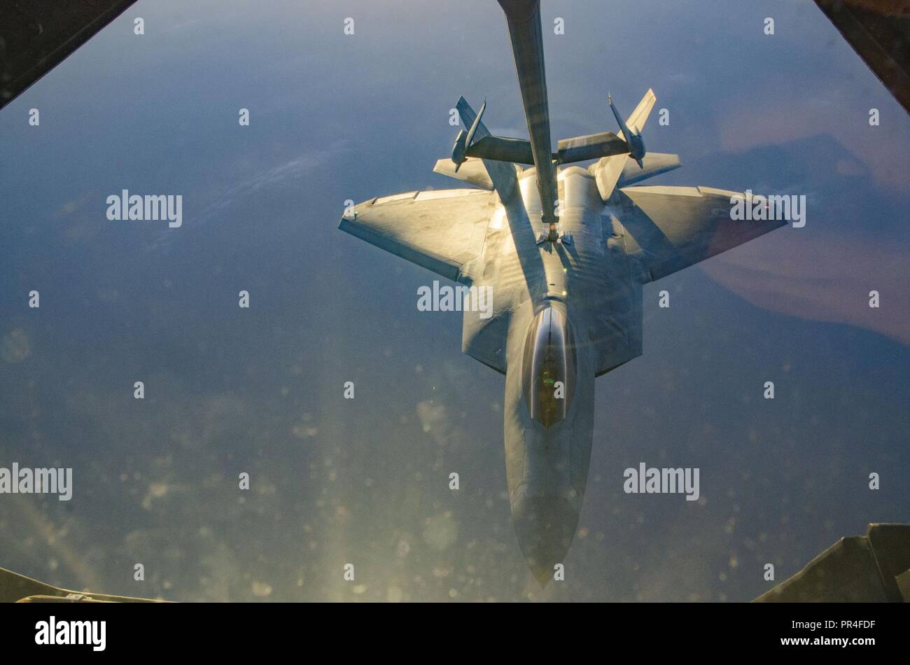 Un F-22 Raptor dalla 94th Expeditionary Fighter Squadron, Al Dhafra Air Base, refuels da un Expeditionary 908th Air Refuelling Squadron KC-10 Extender su Asia sud-ovest, Sett. 12, 2018. La F-22 e KC-10 hanno mostrato il loro combattimento dinamico capacità di forza, per il trasporto del personale, del carico e del carburante mentre il mantenimento di operazioni di combattimento a sostegno degli Stati Uniti Il comando centrale e l'area di operazioni. Foto Stock