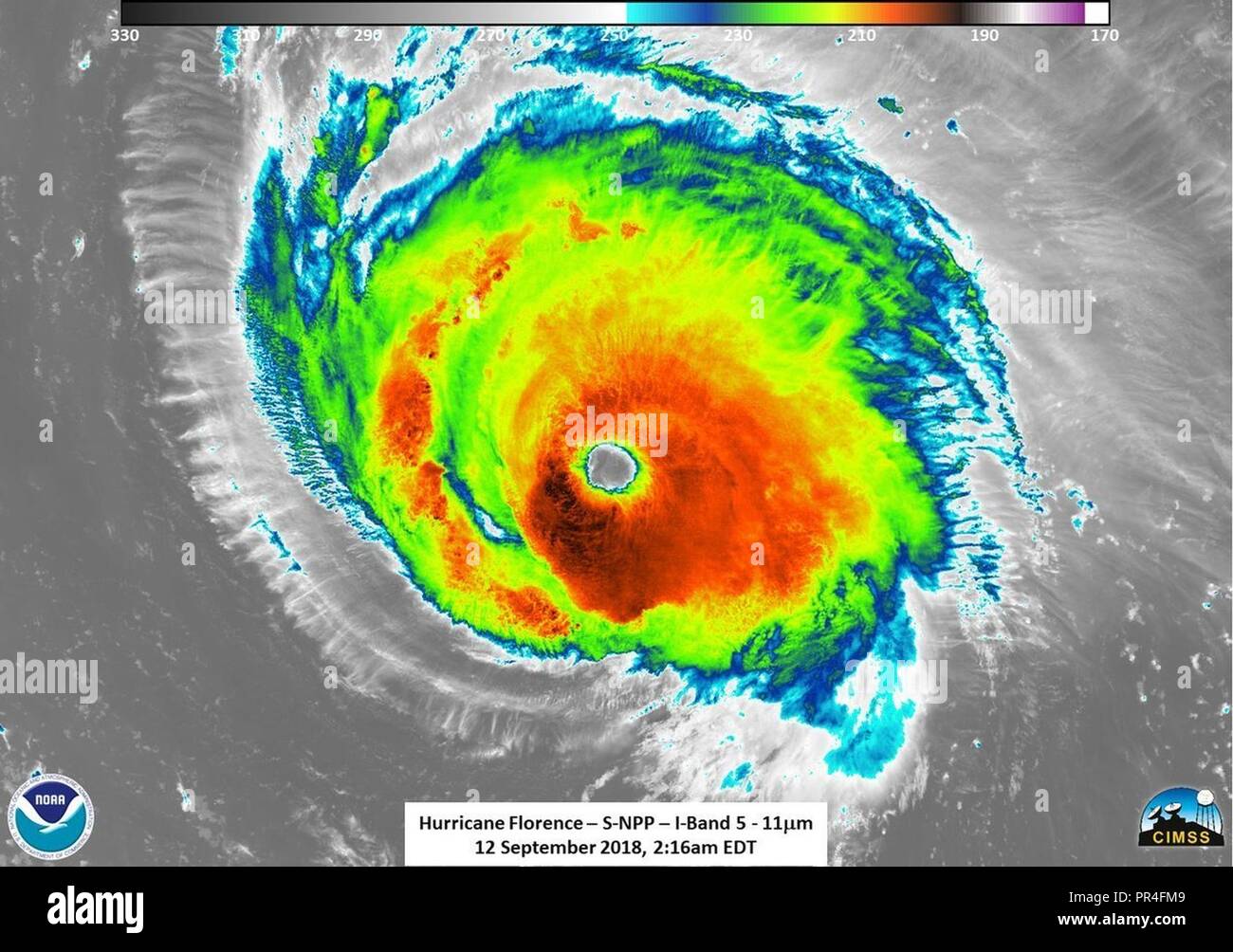 Suomi National in orbita polare per l'accordo di partenariato catturato questo immagini a infrarossi che mostra l'uragano Florence voluminosa dell'occhio. Venti della forza di un uragano si estendono verso l'esterno fino a 70 miglia dalla tempesta di centro e tropicale-storm-venti della forza si estendono verso l'esterno fino a 175 miglia. Foto Stock