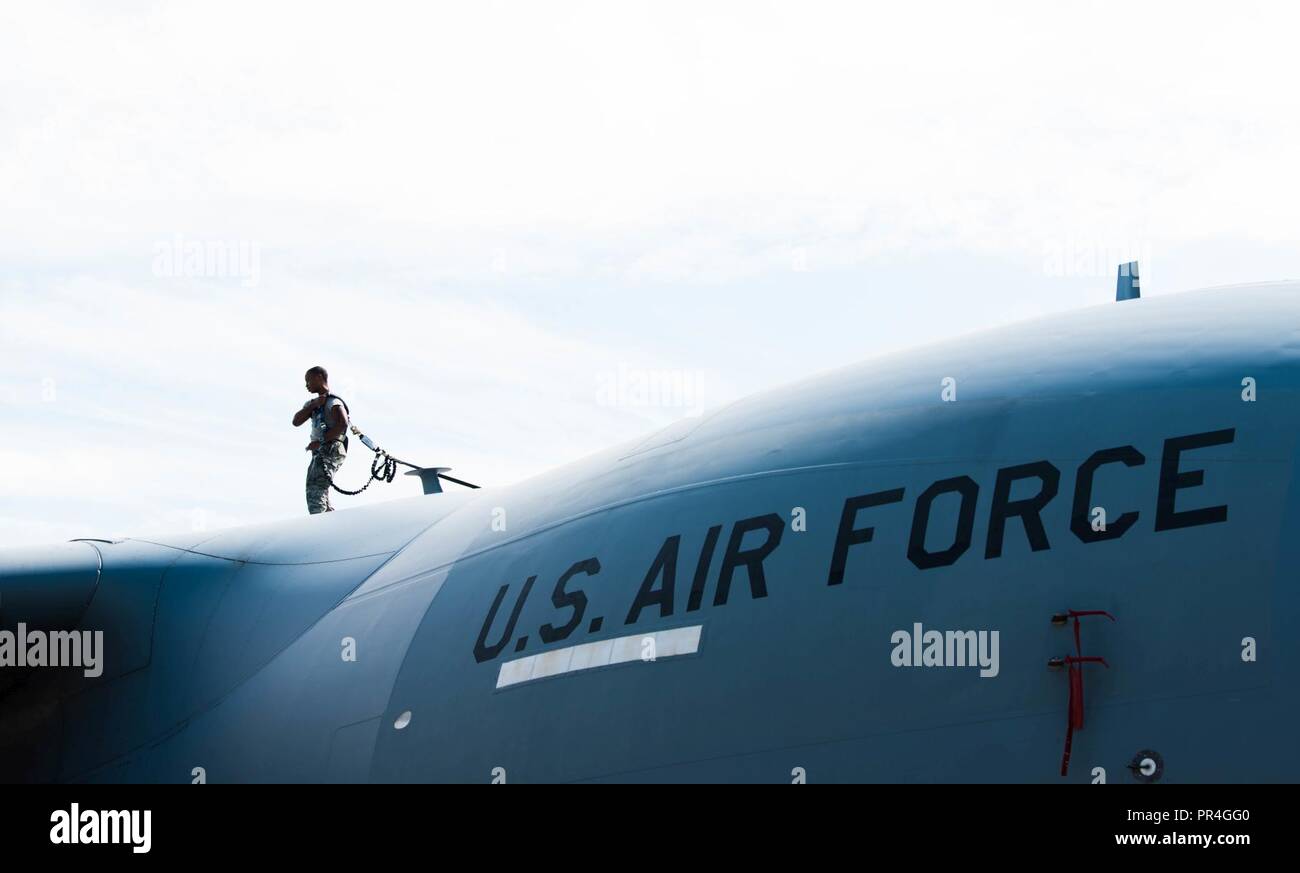 Airman 1. Classe Corano Torello, 437th Manutenzione aeromobili squadrone capo equipaggio assegnati a base comune, Charleston S.C., ispeziona un C-17 Globmaster III all'arrivo a Scott Air Force Base, Ill., Sett. 12, 2018. Dieci C-17's da JBC è venuto a Scott AFB in anticipo di uragano Firenze. Foto Stock