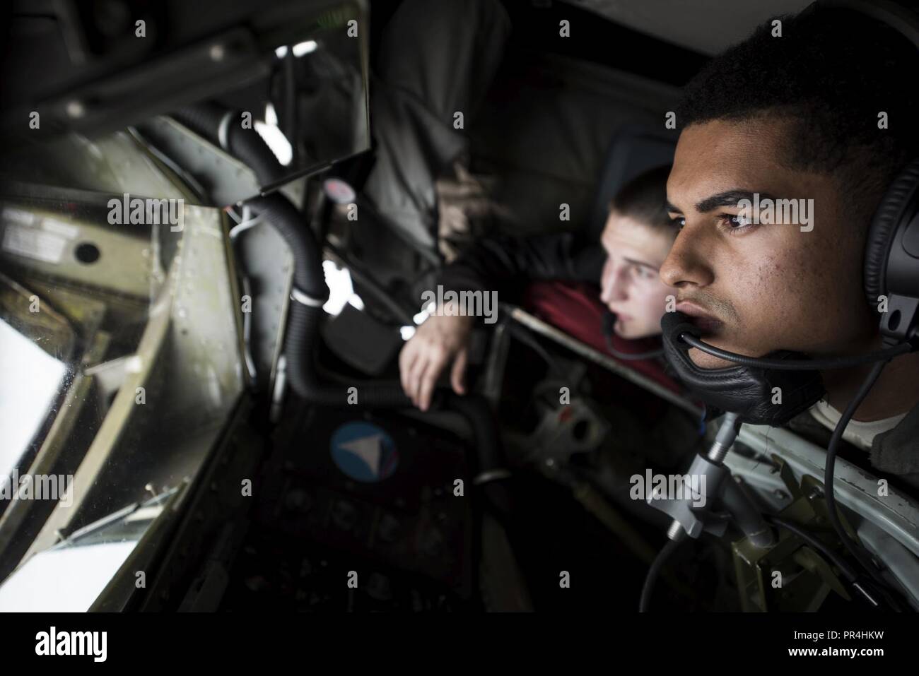 Stati Uniti Air Force Airman 1. Classe Noè Ford, 351Air Refuelling Squadron boom operatore, ri-combustibili un rumeno Air Force F-16 su Romania sett. 13, 2018. La formazione con gli alleati della NATO come la Romania migliora l'interoperabilità e dimostra l'impegno degli Stati Uniti per la sicurezza regionale. Foto Stock