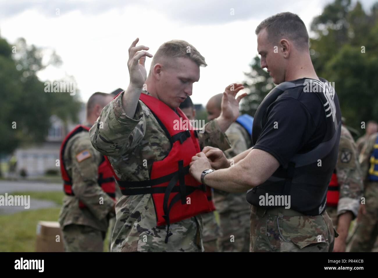 I soldati dell'Ingegnere xli Battaglione, 2° Brigata Team di combattimento, decimo Montagna divisione, condurre una formazione Helocast esercizio nel fiume nero baia vicino a Porto di astucci, New York, 14 settembre 2018. Soldati di B Company, 3-10 Supporto generale del battaglione di aviazione, decimo combattere la Brigata Aerea, a condizione che il supporto aereo per la missione. La montagna Sapper Battaglione ha ospitato anche una visualizzazione statica evento per la comunità locale. Foto Stock