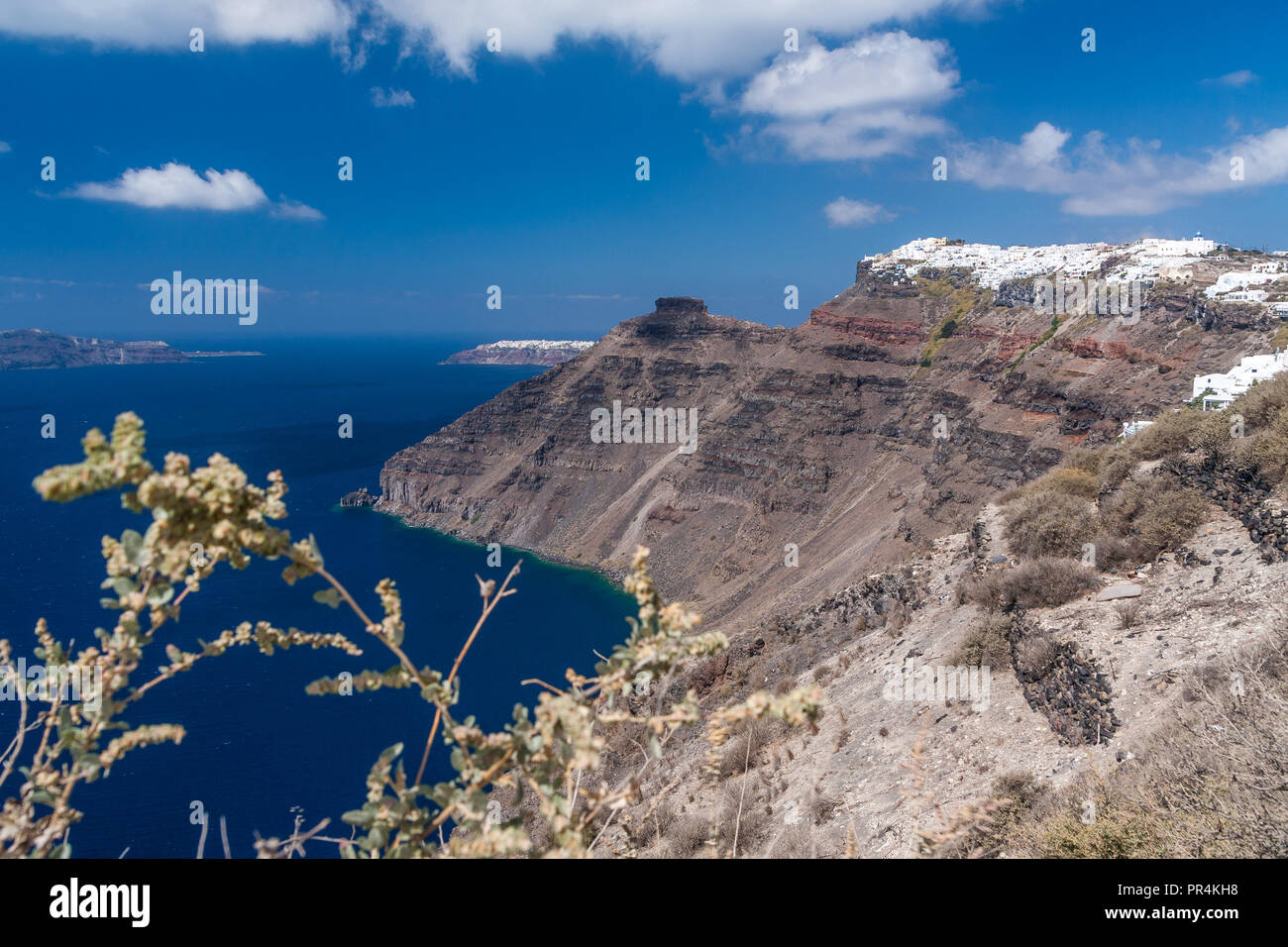 Vista di Imerovigli a Santorini da Fira in Grecia Foto Stock