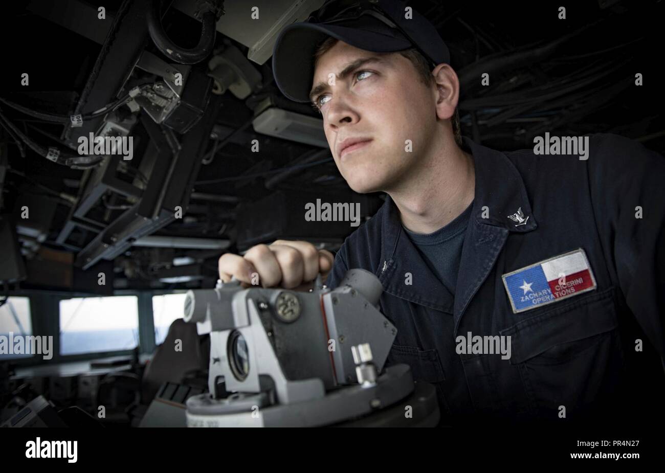 Mare (sett. 14, 2018) Intendente di terza classe Zachary Cicerini sorge guarda al pilota di casa a bordo della Arleigh Burke-class guidato-missile destroyer USS Carney (DDG 64) sett. 14, 2018. Carney, distribuita a Rota, Spagna, è il suo quinto patrol NEGLI STATI UNITI Sesta flotta area di operazioni a sostegno degli enti regionali alleati e partner come pure stati uniti gli interessi di sicurezza nazionali in Europa e in Africa. Foto Stock