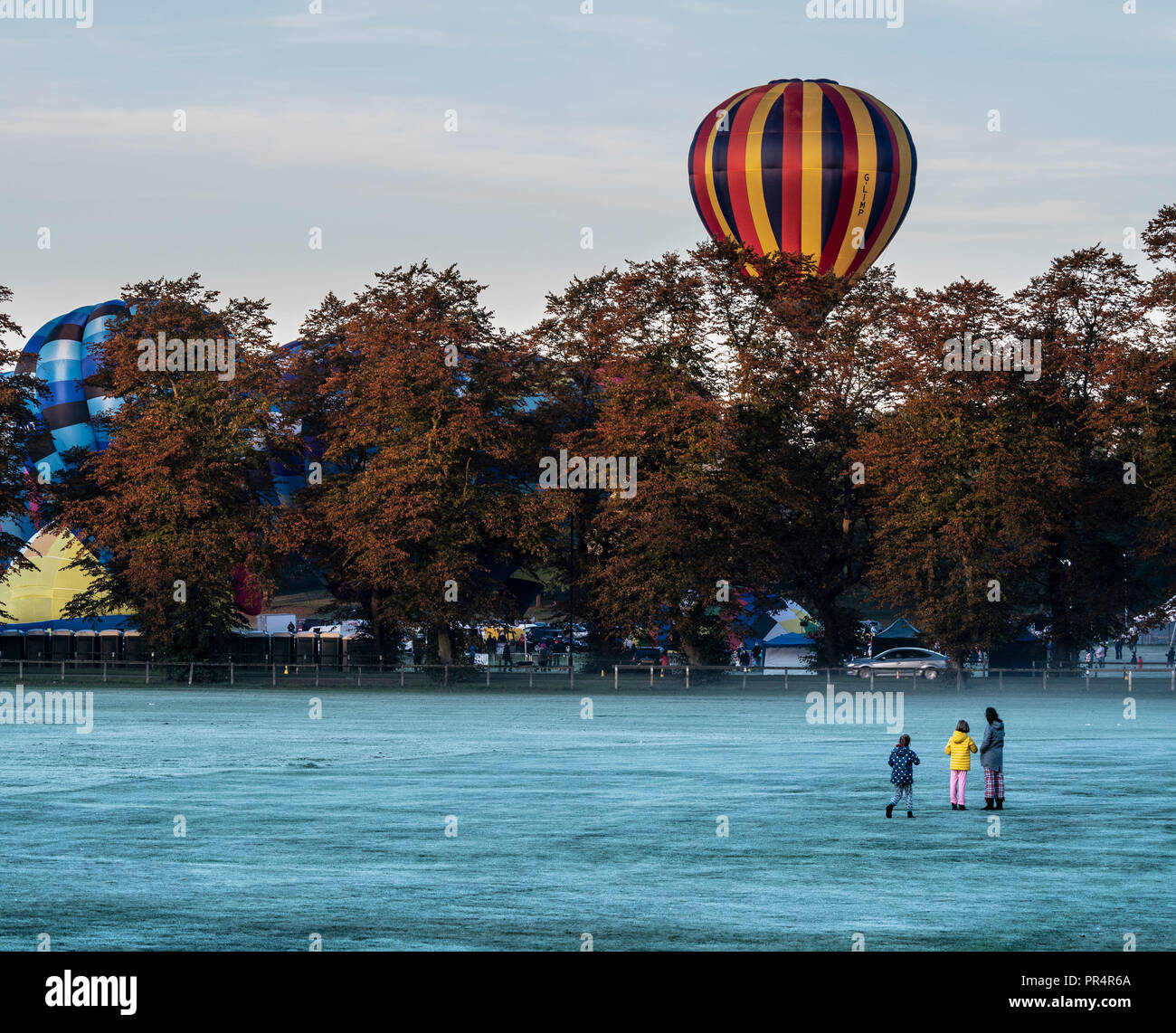 Il palloncino gonfiato di palloncini basato sul film 'Up' mongolfiera sul  terreno a Longleat Sky Safari, Wiltshire, Regno Unito nel mese di settembre  Foto stock - Alamy