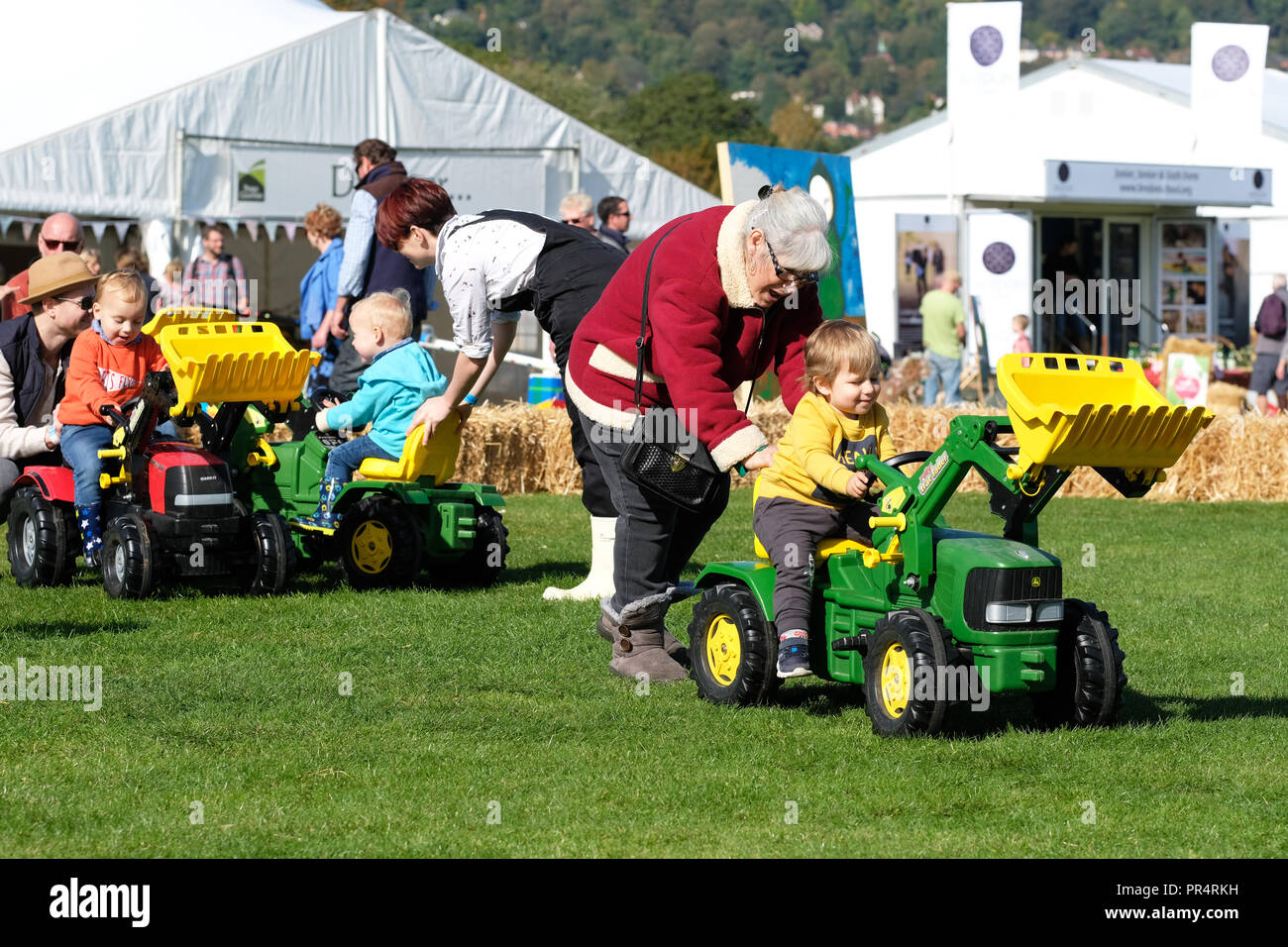 Malvern Autunno Mostra, Malvern, Worcestershire - Settembre 2018 - Giovani i bambini godono della spinta lungo i trattori giocattolo su un bel sole caldo autunno il giorno presso la mostra - Foto Steven Maggio / Alamy Live News Foto Stock