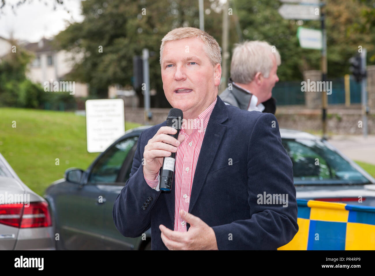 Carrigaline, Cork, Irlanda. Il 29 settembre 2018. Vice Michael McGrath, T.D. rendendo le osservazioni di apertura prima di iniziare il grande ciclo di ferroviaria in Carrigaline che è stata organizzata dal Lions Club con proventi verranno devoluti al Marymount ospizio e il Carrigaline Lions Centro Giovanile. Nei suoi 27 anni di storia il caso ha sollevato quasi € 700.000. Credito: David Creedon/Alamy Live News Foto Stock