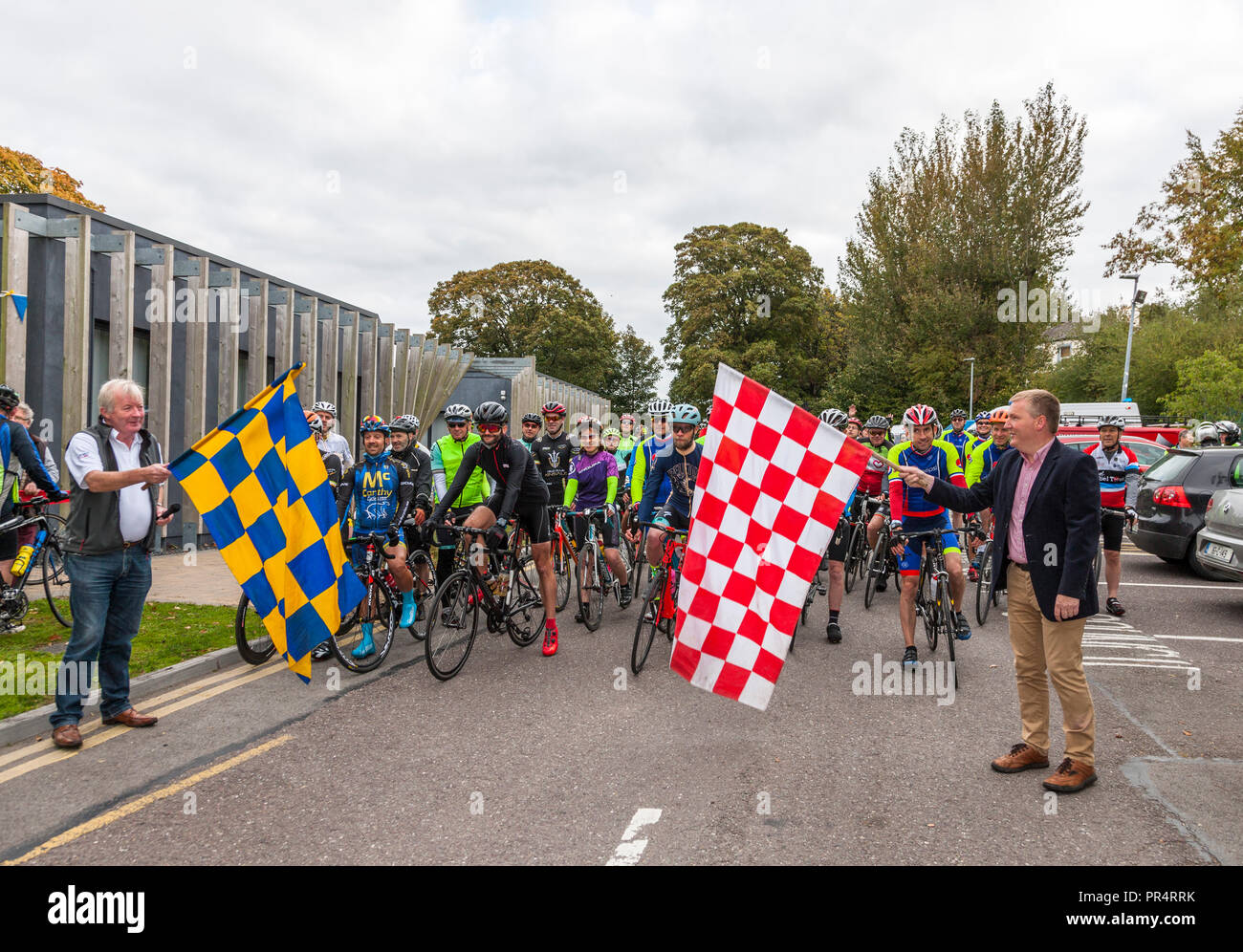 Carrigaline, Cork, Irlanda. Il 29 settembre 2018. Contrassegnare Ginn, Presidente di Lions Club, Carrigaline e vice Michael McGrath T.D. circa a cadere la bandiera per l'inizio del grande ciclo di ferroviaria in Carrigaline, Co. Il sughero che è stata organizzata dal Lions Club con proventi verranno devoluti al Marymount ospizio e il Carrigaline Lions Centro Giovanile. Nei suoi 27 anni di storia il caso ha sollevato quasi € 700.000. Credito: David Creedon/Alamy Live News Foto Stock