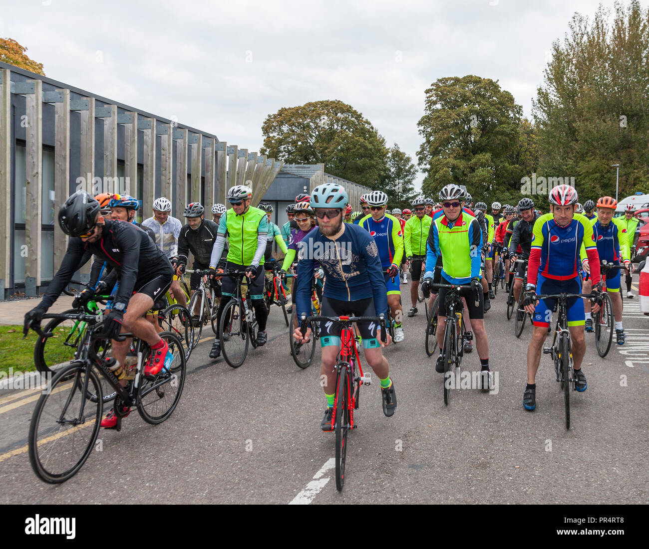 Carrigaline, Cork, Irlanda. Il 29 settembre 2018. I ciclisti la voce off all'inizio del grande ciclo di ferroviaria in Carrigaline, Co. Cork, che è stata organizzata dal Lions Club in Carrigaline con proventi andando a Marymount ospizio e il Carrigaline Lions Centro Giovanile. Nei suoi 27 anni di storia il caso ha sollevato quasi € 700.000. Credito: David Creedon/Alamy Live News Foto Stock