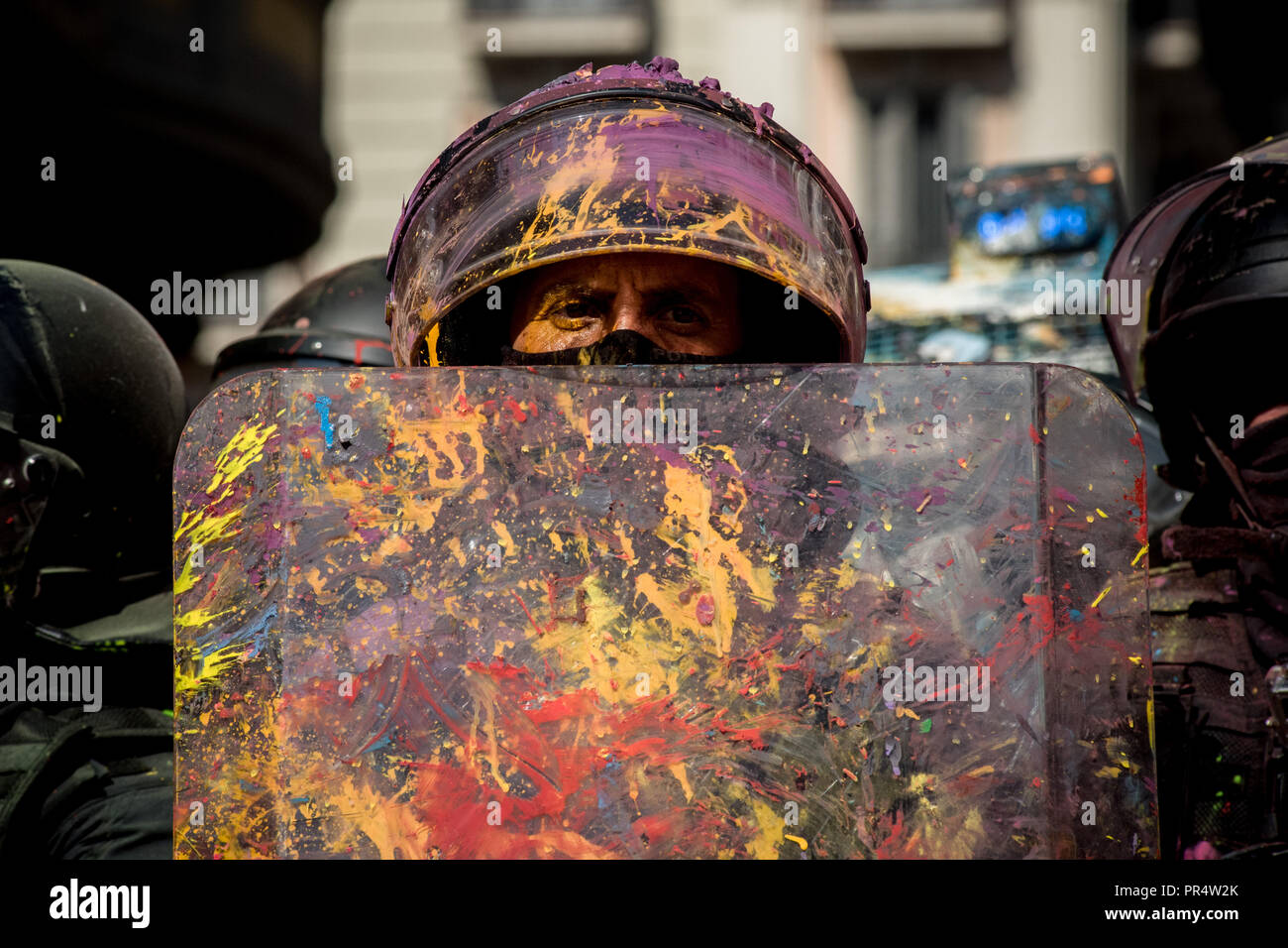 Settembre 29, 2018 - Barcellona, in Catalogna, Spagna - un regionale catalana funzionario di polizia (Mossos Esquadra) coperto di vernice guarda oltre durante un pro-indipendenza proteste in Barcellona. Pro-indipendenza sostenitori hanno dimostrato contro un marzo a sostegno della polizia spagnola. Il prossimo primo ottobre segna un anno del catalano il referendum sull indipendenza che ha portato centinaia di injuried elettori a causa la polizia spagnola la repressione. (Credito Immagine: © Jordi Boixareu/ZUMA filo) Foto Stock