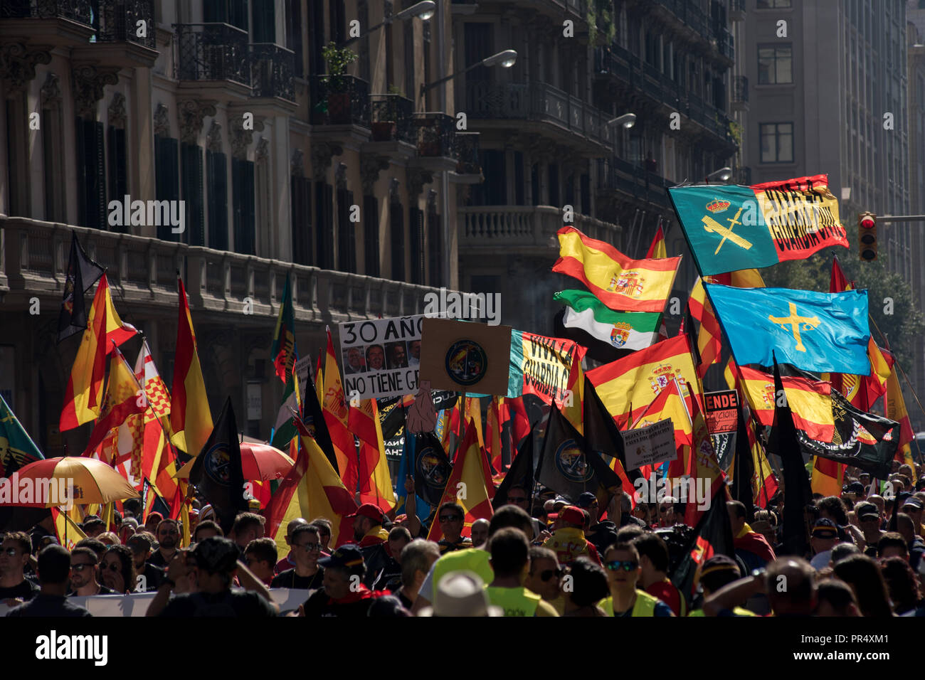 Settembre 29, 2018 - Barcellona, in Catalogna, Spagna - membri e sostenitori della polizia spagnola della Guardia Civil e la Policia Nacional hanno marciato dalle strade di Barcellona esigente miglioramenti salariali e in omaggio alla partecipazione contro il catalano referendum di indipendenza di un anno fa. Foto Stock