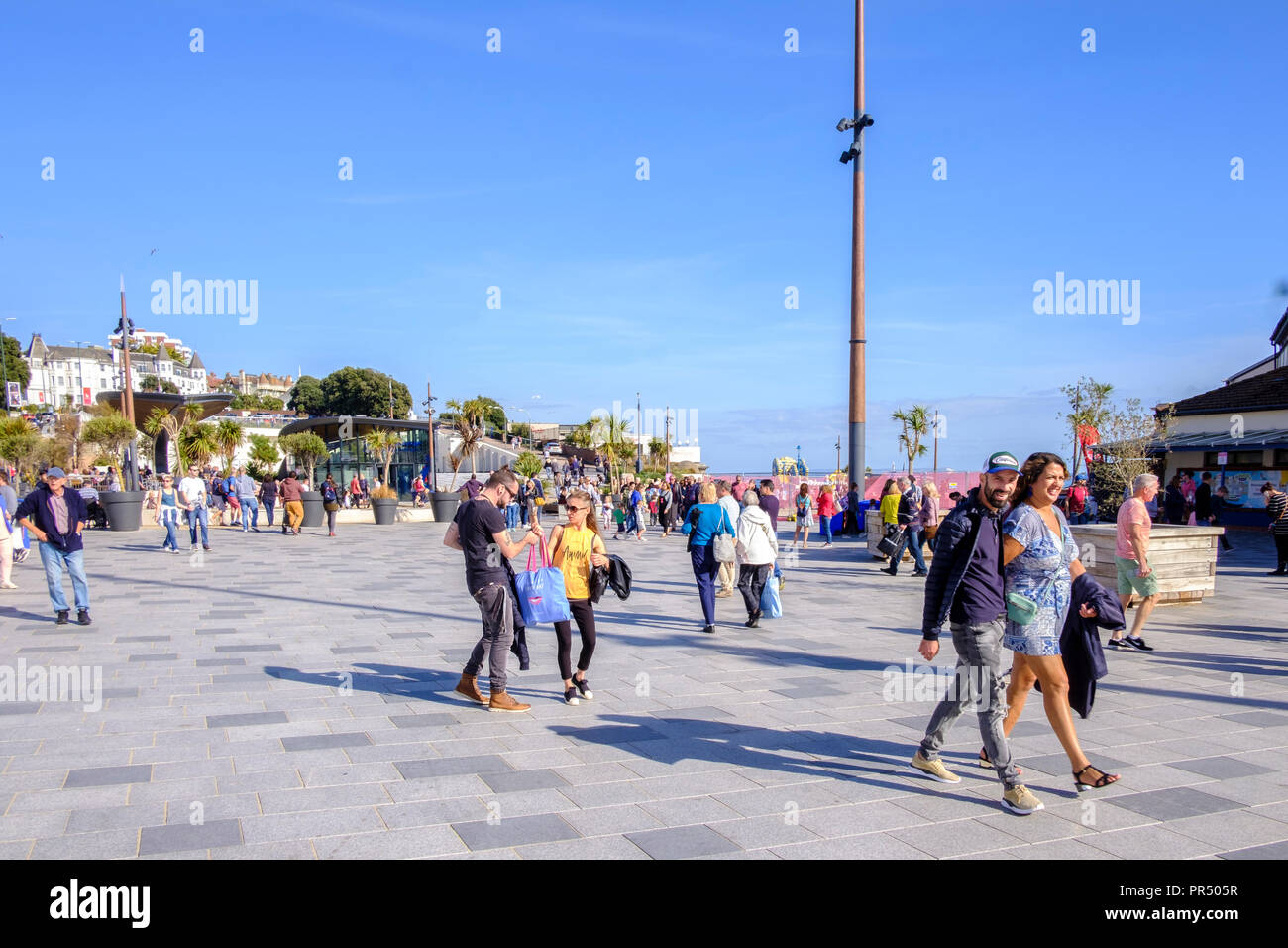 Bournemouth, Regno Unito. 29 settembre 2018 UK Meteo Bournemouth . !Migliaia di persone scendono sul Bournemouth per questo anni Arts Festival in esecuzione tra il 29 settembre e il 6 ottobre. Il tempo era assolutamente gloriosa in autunno al sole con le persone che si godono il divertimento e molti per godersi la spiaggia. Credit Paul Chambers Alamy Live News. Foto Stock