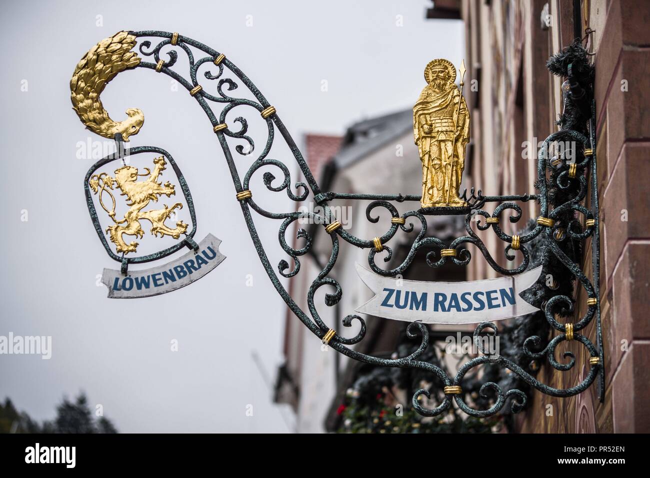 Garmisch Partenkirchen, Baviera, Germania. 29Sep, 2018. Aggiunta di se stessi a "Chi è chi" elenco di diverse centinaia di diritto-estremisti provenienti da Germania, Austria, Svizzera e altri paesi, Tommy Robinson, fondatore della British EDL, Lutz Bachmann, rasoterra dalla distanza della Germania Pegida e Martin Sellner di Identitaere Bewegung erano ospiti come il compatto Konferenz detenute nel centro turistico internazionale di Garmisch Partenkirchen nella Baviera meridionale. Le conferenze sono tenute da Juergen Elsaesser, fondatore della rivista compatta, una pubblicazione progettato per diritto-gli estremisti, conspirac Foto Stock