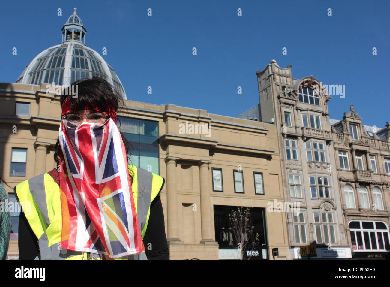 Newcastle, Regno Unito. 29th settembre 2018. Il gruppo anti-razzismo Newcastle Unites militanti contro la controtesta contro i patrioti di estrema destra della linea Nord Est nel centro di Newcastle. 29th Settembre 2018. Credit: RUGIADA/Alamy Live News Foto Stock