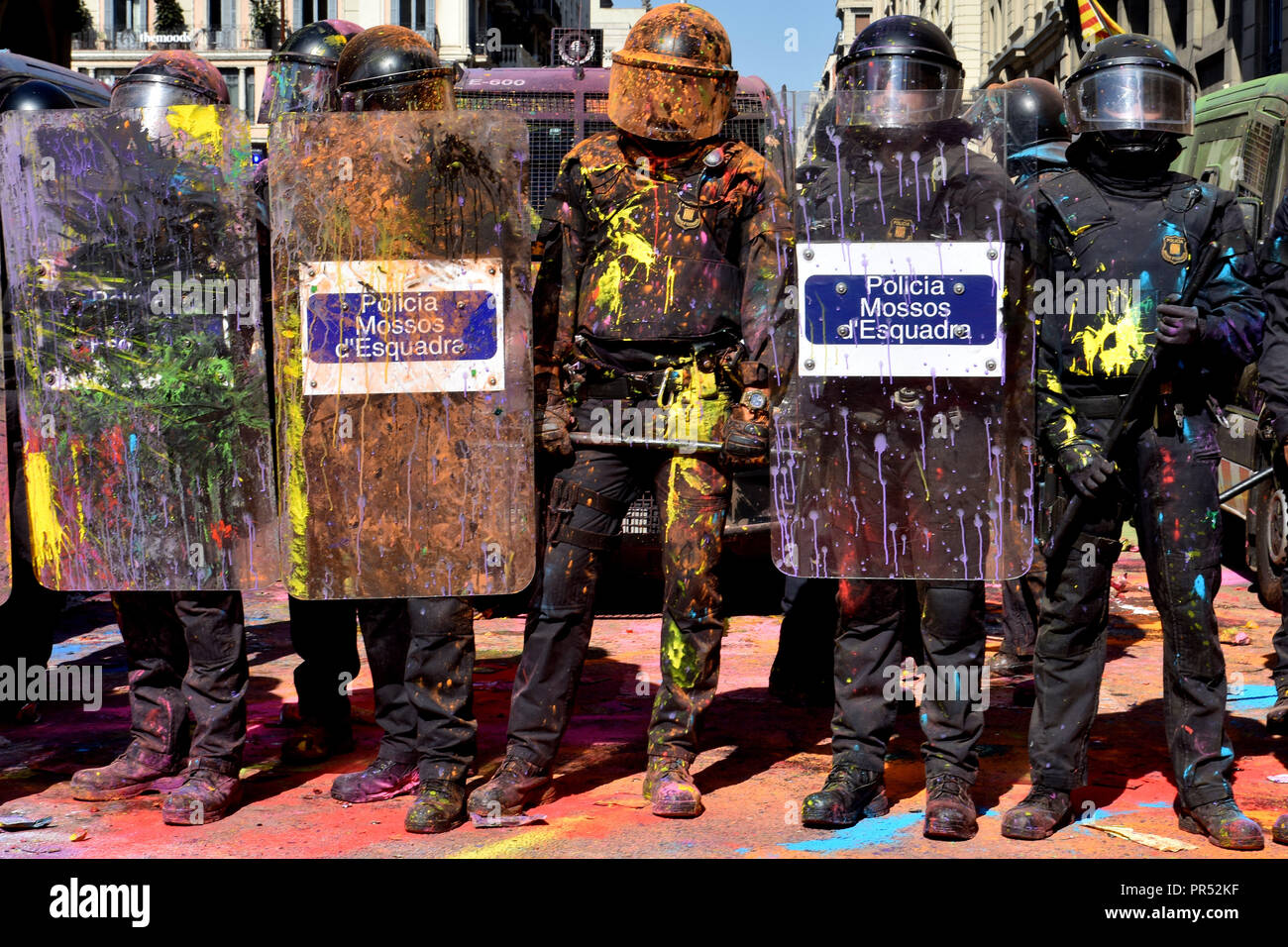 Barcellona, in Catalogna, Spagna. 29Sep, 2018. Il catalano poliziotti hanno visto con la vernice e polvere colorata in guardia durante la protesta.scontri tra pro-indipendenza manifestanti e catalano polizia durante la protesta di JUSAPOL Sindacato di polizia che è stato a Barcellona che manifestavano per la parità salariale e omaggio alla polizia nazionale che ha impedito il referendum del 1 ottobre. Credito: Ramon Costa/SOPA Immagini/ZUMA filo/Alamy Live News Foto Stock