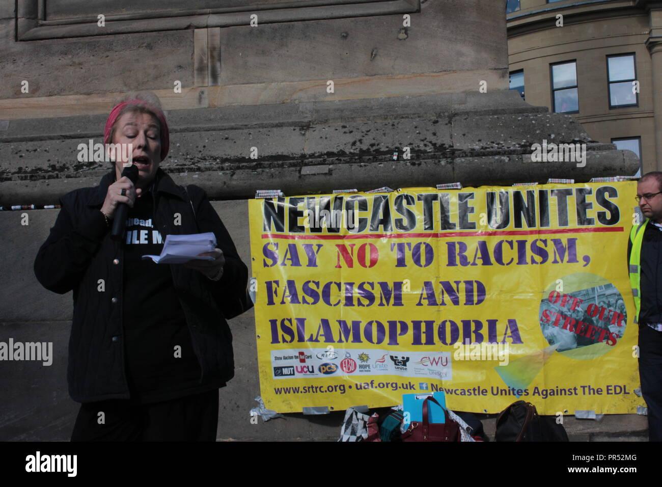 Newcastle, Regno Unito. 29th settembre 2018. Il gruppo anti-razzismo Newcastle Unites militanti contro la controtesta contro i patrioti di estrema destra della linea Nord Est nel centro di Newcastle. 29th Settembre 2018. Credit: RUGIADA/Alamy Live News Foto Stock