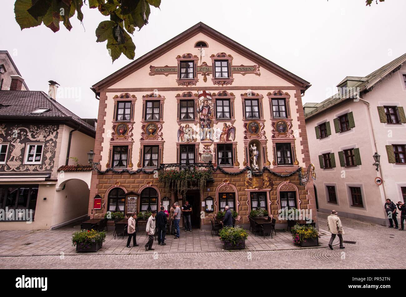 Garmisch Partenkirchen, Baviera, Germania. 29Sep, 2018. Aggiunta di se stessi a "Chi è chi" elenco di diverse centinaia di diritto-estremisti provenienti da Germania, Austria, Svizzera e altri paesi, Tommy Robinson, fondatore della British EDL, Lutz Bachmann, rasoterra dalla distanza della Germania Pegida e Martin Sellner di Identitaere Bewegung erano ospiti come il compatto Konferenz detenute nel centro turistico internazionale di Garmisch Partenkirchen nella Baviera meridionale. Le conferenze sono tenute da Juergen Elsaesser, fondatore della rivista compatta, una pubblicazione progettato per diritto-gli estremisti, conspirac Foto Stock