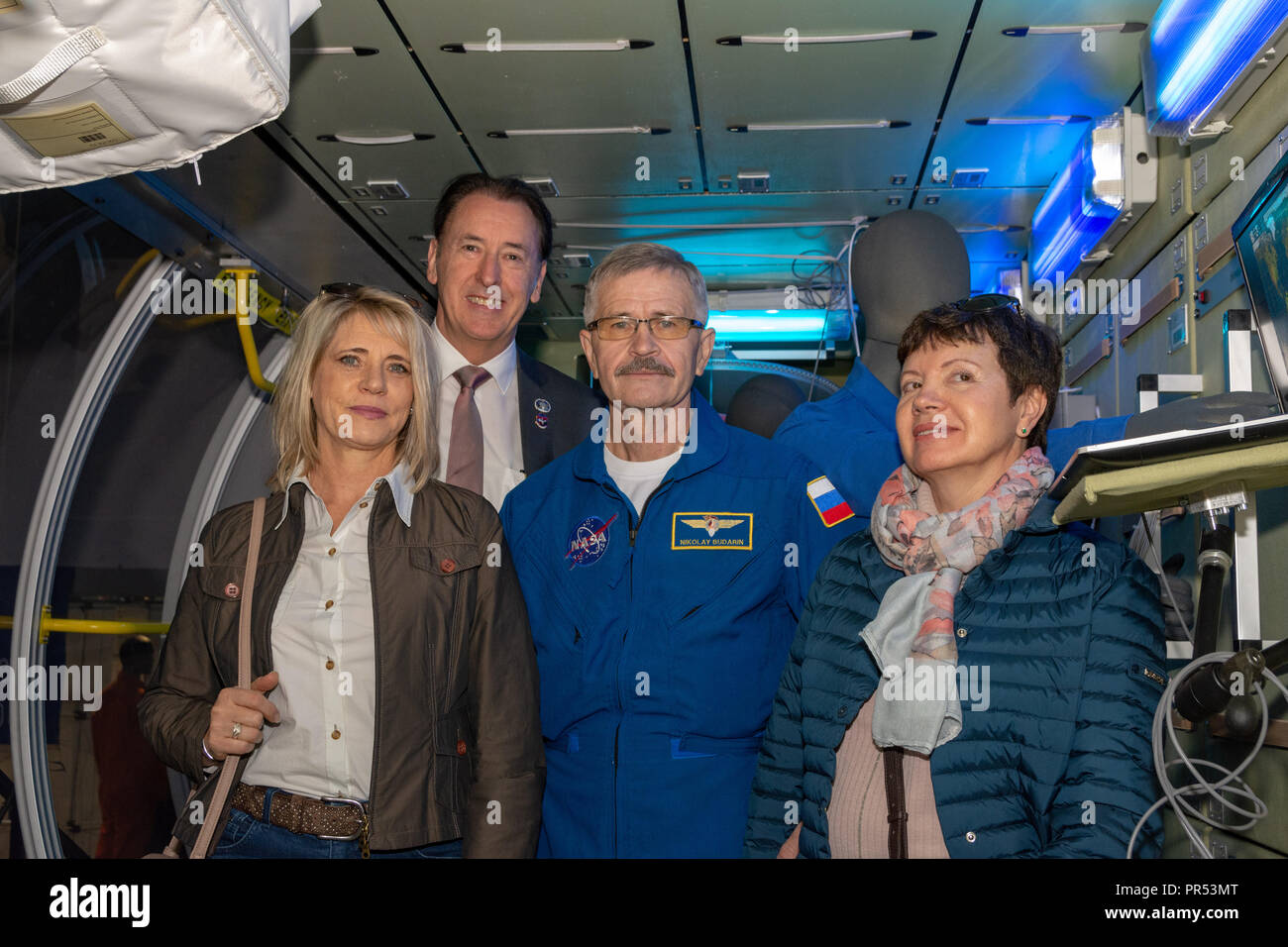 Speyer, Germania. 29 settembre 2018. Cosmonauta Nikolai Budarin prende un tour della mostra durante la sua visita a Technik Museum Speyer, Germania. Con sua moglie (destra) e direttore del museo, Gerhard Daum (secondo da sinistra) Credito: Markus Wissmann/Alamy Live News Foto Stock