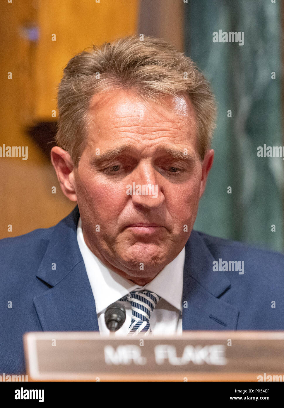 Stati Uniti il senatore Jeff Flake (repubblicano di Arizona) fa una dichiarazione al Senato degli Stati Uniti Comitato per il potere giudiziario prima di una votazione sulla nomina del giudice Brett Kavanaugh da associare la giustizia della Corte suprema degli Stati Uniti per sostituire il ritiro di giustizia Anthony Kennedy al Campidoglio di Washington il Venerdì, 28 settembre 2018. Se il comitato di voti a favore del giudice Kavanaugh poi si passa al pieno del Senato americano per un voto finale. Flake votato per inviare la candidatura per il Senato degli Stati Uniti piano ma ha chiesto che la votazione finale essere ritardata in attesa di un FBI controllare sull'incidente tra il dott. Ford un Foto Stock