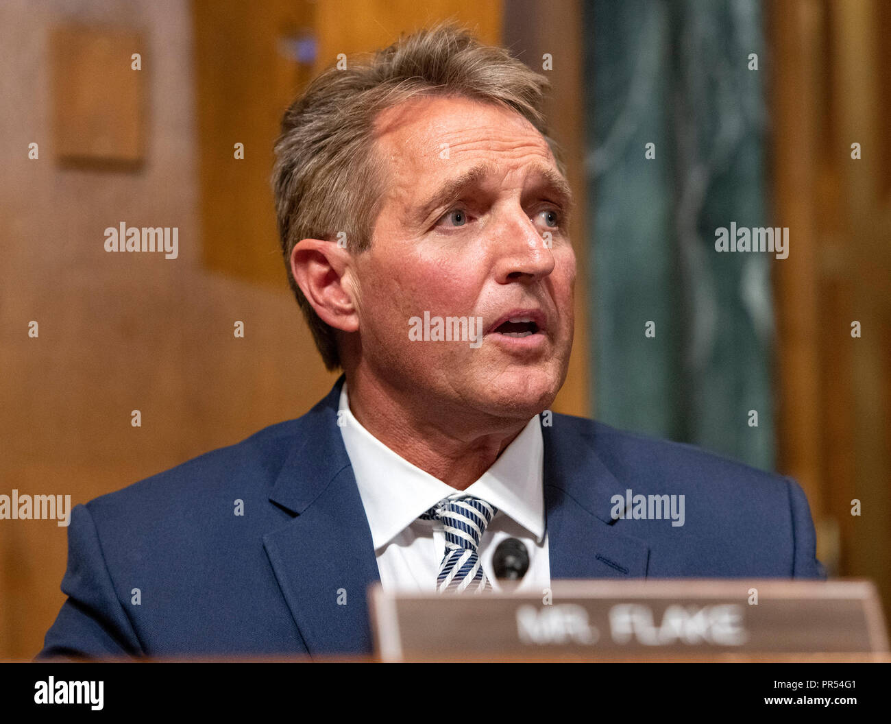 Stati Uniti il senatore Jeff Flake (repubblicano di Arizona) fa una dichiarazione al Senato degli Stati Uniti Comitato per il potere giudiziario prima di una votazione sulla nomina del giudice Brett Kavanaugh da associare la giustizia della Corte suprema degli Stati Uniti per sostituire il ritiro di giustizia Anthony Kennedy al Campidoglio di Washington il Venerdì, 28 settembre 2018. Se il comitato di voti a favore del giudice Kavanaugh poi si passa al pieno del Senato americano per un voto finale. Flake votato per inviare la candidatura per il Senato degli Stati Uniti piano ma ha chiesto che la votazione finale essere ritardata in attesa di un FBI controllare sull'incidente tra il dott. Ford un Foto Stock