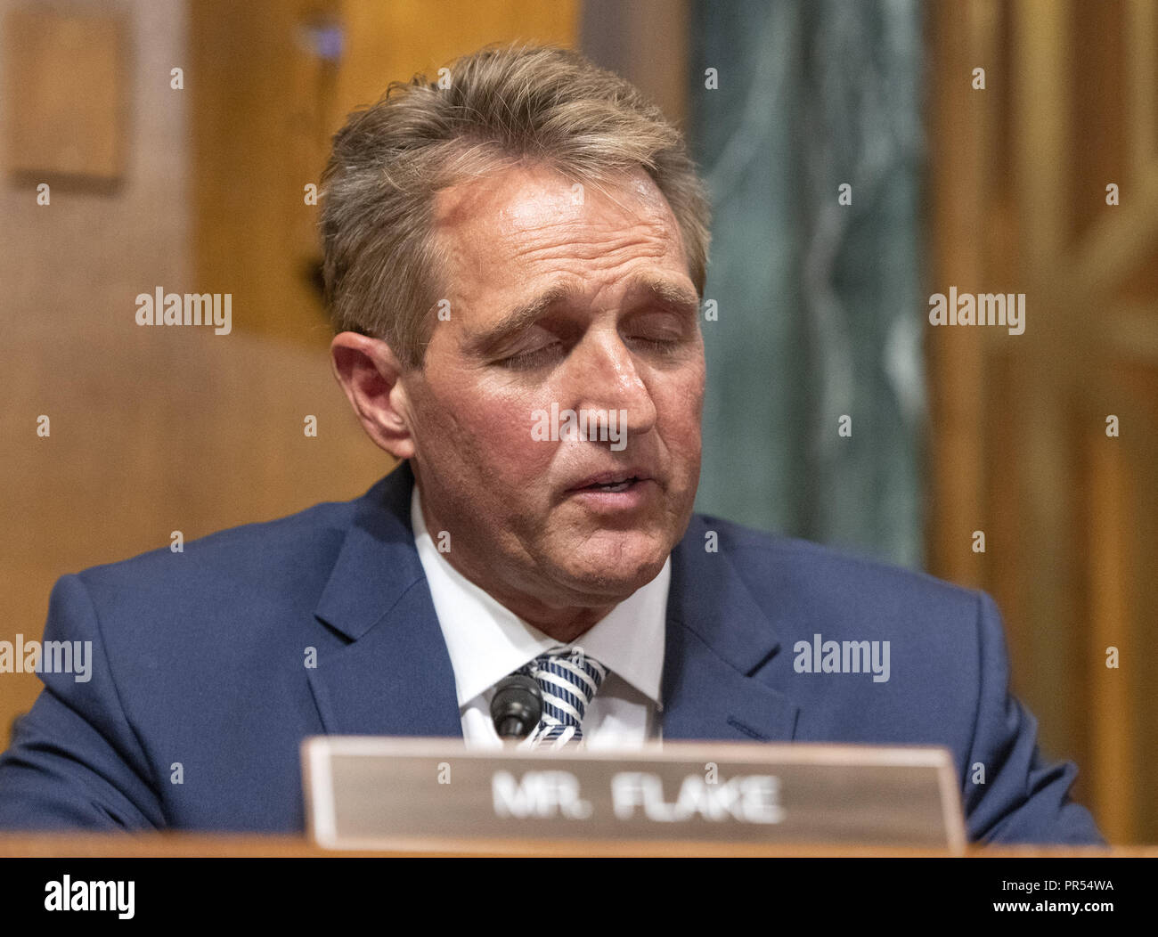 Settembre 28, 2018 - Washington, Distretto di Columbia, Stati Uniti - Stati Uniti il senatore Jeff Flake (repubblicano di Arizona) fa una dichiarazione al Senato degli Stati Uniti Comitato per il potere giudiziario prima di una votazione sulla nomina del giudice Brett Kavanaugh da associare la giustizia della Corte suprema degli Stati Uniti per sostituire il ritiro di giustizia Anthony Kennedy al Campidoglio di Washington il Venerdì, 28 settembre 2018. Se il comitato di voti a favore del giudice Kavanaugh poi si passa al pieno del Senato americano per un voto finale. Flake votato per inviare la candidatura per il Senato degli Stati Uniti piano ma ha chiesto che la votazione finale essere de Foto Stock