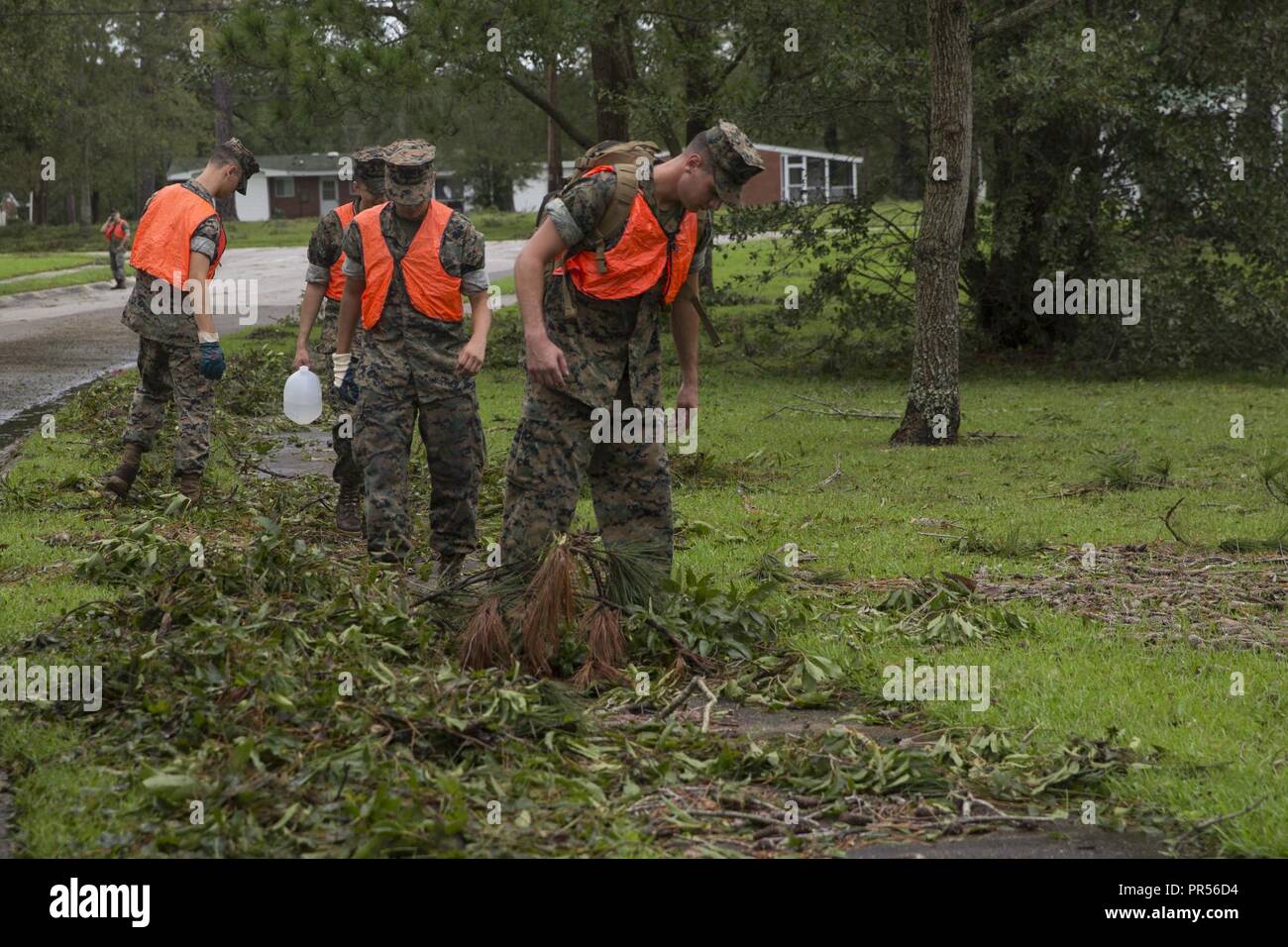 Stati Uniti Marines con sede e Sede Squadron, Marine Corps Air Station New River, comportamento post uragano pulizia MCAS New River, N.C., Sett. 16, 2018. L'uragano Florence impattato Marine Corps base Camp Lejeune e il nuovo River con periodi di venti forti piogge pesanti, le inondazioni delle zone urbane e bassa zone pianeggianti, flash inondazioni costiere e le mareggiate. Foto Stock