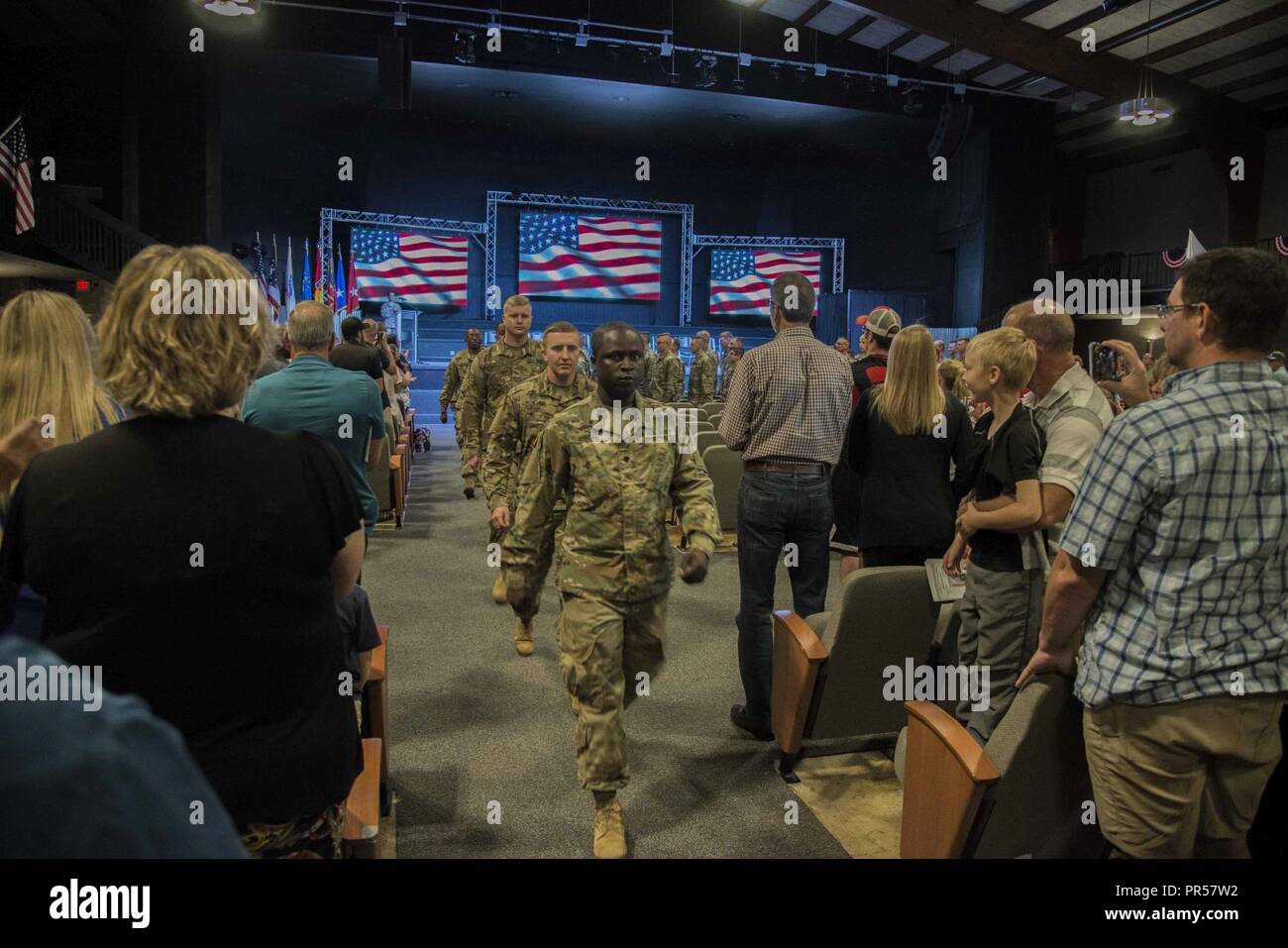 I soldati dell'Ohio guardia nazionale del primo battaglione, 174ma la difesa aerea brigata di artiglieria sono onorati durante una chiamata alla cerimonia di dazio sett. 15, 2018 a Cincinnati. I membri sono la distribuzione per la regione della Capitale Nazionale a Washington D.C. per fornire supporto personale per la difesa interna missione vi, che include l'uso del radar basato sul terreno i sistemi di difesa antiaerea e di apparecchiature di comunicazione. Foto Stock