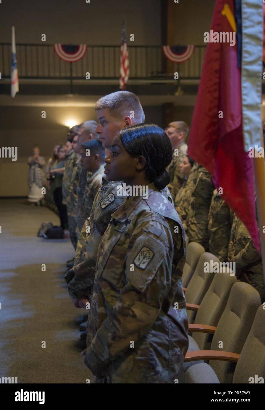 I soldati dell'Ohio guardia nazionale del primo battaglione, 174ma la difesa aerea brigata di artiglieria sono onorati durante una chiamata alla cerimonia di dazio sett. 15, 2018 a Cincinnati. I membri sono la distribuzione per la regione della Capitale Nazionale a Washington D.C. per fornire supporto personale per la difesa interna missione vi, che include l'uso del radar basato sul terreno i sistemi di difesa antiaerea e di apparecchiature di comunicazione. Foto Stock