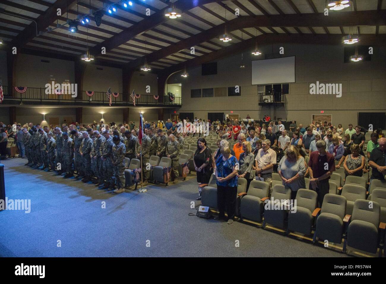 I soldati dell'Ohio guardia nazionale del primo battaglione, 174ma la difesa aerea brigata di artiglieria sono onorati durante una chiamata alla cerimonia di dazio sett. 15, 2018 a Cincinnati. I membri sono la distribuzione per la regione della Capitale Nazionale a Washington D.C. per fornire supporto personale per la difesa interna missione vi, che include l'uso del radar basato sul terreno i sistemi di difesa antiaerea e di apparecchiature di comunicazione. Foto Stock