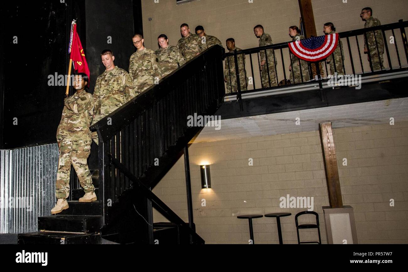 I soldati dell'Ohio guardia nazionale del primo battaglione, 174ma la difesa aerea brigata di artiglieria sono onorati durante una chiamata alla cerimonia di dazio sett. 15, 2018 a Cincinnati. I membri sono la distribuzione per la regione della Capitale Nazionale a Washington D.C. per fornire supporto personale per la difesa interna missione vi, che include l'uso del radar basato sul terreno i sistemi di difesa antiaerea e di apparecchiature di comunicazione. Foto Stock