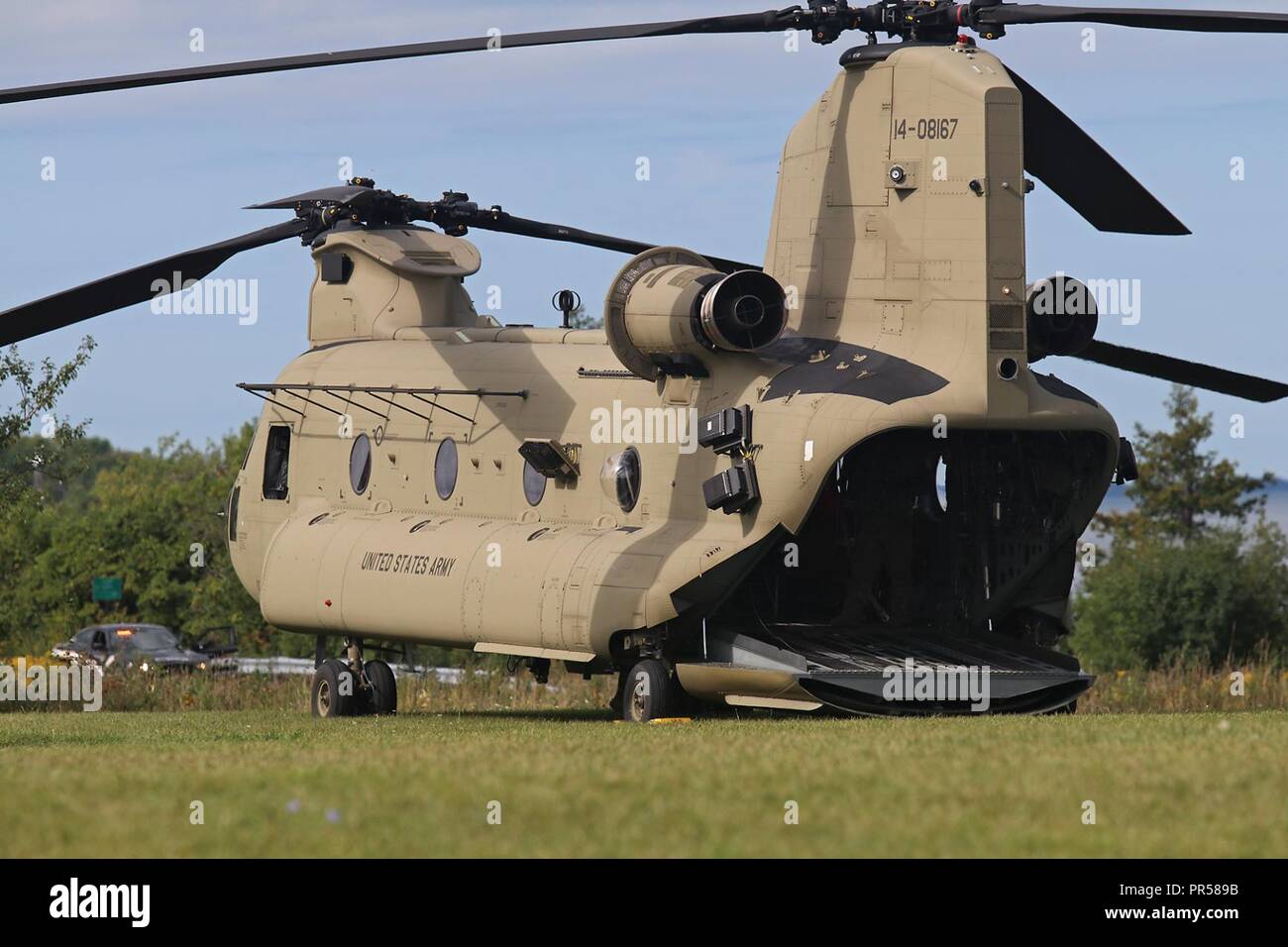 I soldati dell'Ingegnere xli Battaglione, 2° Brigata Team di combattimento, decimo Montagna divisione, condurre una formazione Helocast esercizio nel fiume nero baia vicino a Porto di astucci, New York, 14 settembre 2018. Soldati di B Company, 3-10 Supporto generale del battaglione di aviazione, decimo combattere la Brigata Aerea, a condizione che il supporto aereo per la missione. La montagna Sapper Battaglione ha ospitato anche una visualizzazione statica evento per la comunità locale. Foto Stock