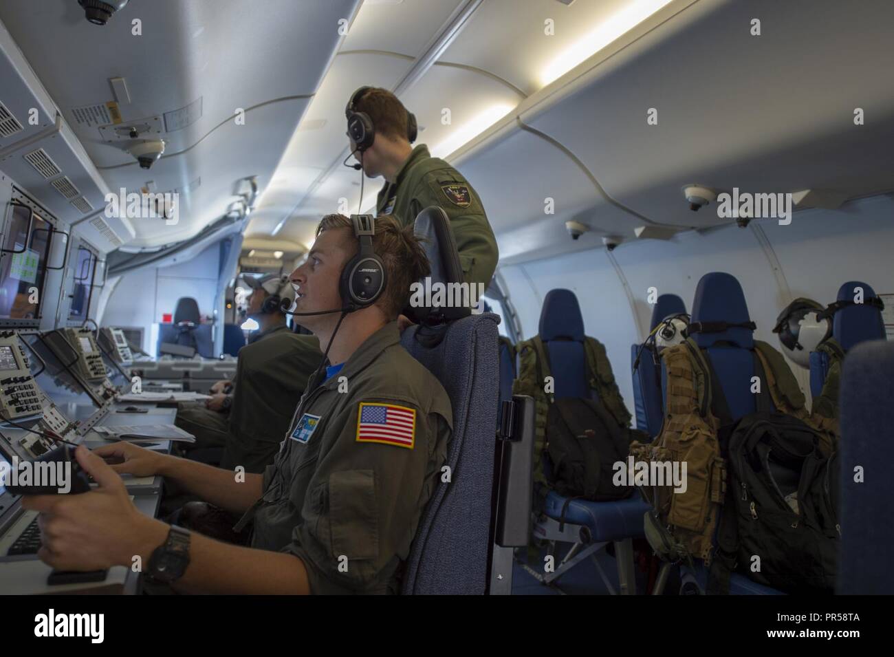 Aircrewman 2a classe Austin Barney mans la telecamera di sorveglianza a bordo di un P-8A Poseidon di Patrol Squadron cinque (VP-5) per joint-force quickstrike-gamma estesa dimostrazione durante l'esercizio Valiant scudo 2018. Questo anno la manifestazione raggruppate le Air Force dei bombardieri B-52 del 96Bomba con lo squadrone della Marina P-8A Poseidon per implementare e valutare la versione aggiornata di bassifondi tecnologia miniera.; Valiant Shield è una biennale; solo negli Stati Uniti; la formazione sul campo esercizio con un focus sulla integrazione di formazione congiunta tra le forze americane. Foto Stock