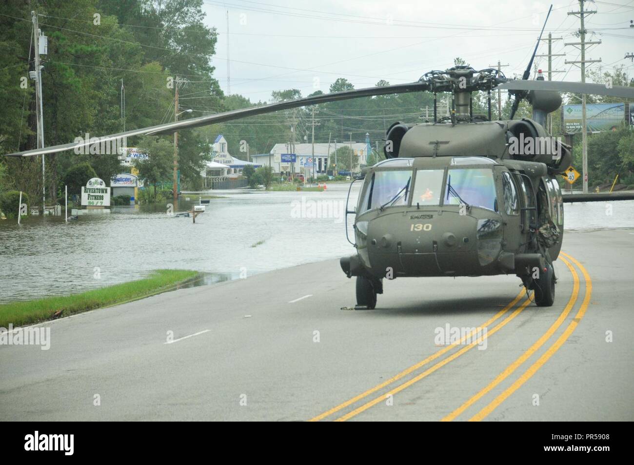 Un Pennsylvania National Guard UH-60 Black Hawk elicottero è parcheggiato su una strada in Conway, Carolina del Sud che è chiusa a causa di inondazioni, Sett. 17, 2018. Foto Stock