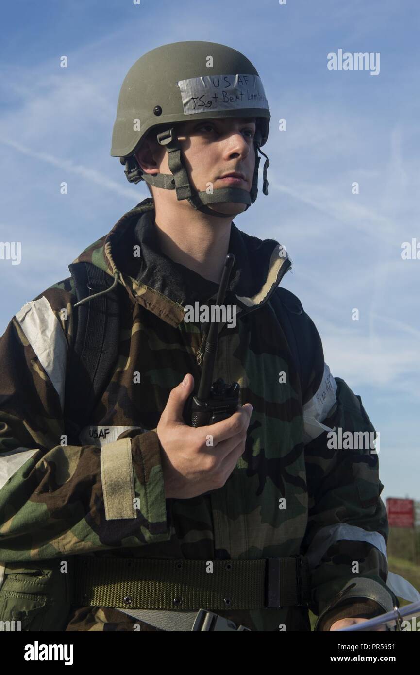 Stati Uniti Air Force Tech. Sgt. Bert Lambert, 52nd manutenzione squadrone di supporto supporto combustibile artigiano, conduce in un campo di battaglia valutazione dei danni controllare durante un esercizio di preparazione a Spangdahlem Air Base, Germania, Sett. 11, 2018. Lambert trasmesse le sue scoperte alla unità centrale di controllo. L'evento necessario aviatori per identificare e risolvere i problemi in meno di un caso ideale. Foto Stock