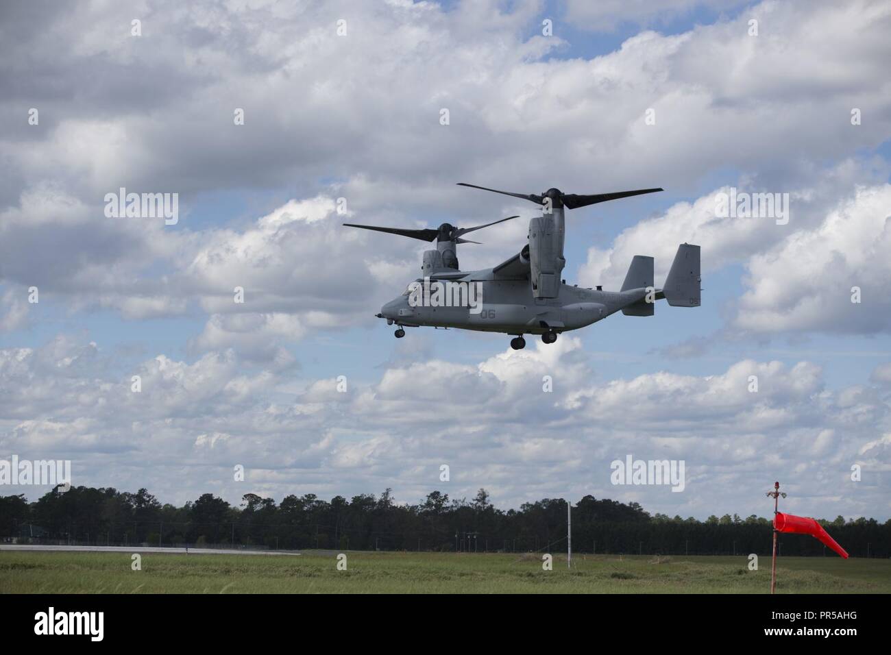 Una V-22 Ospre con mezzo marino Tiltrotor Training Squadron 204, vola in per atterrare sulla pista dopo un uragano in Marine Corps Air Station New River, N.C., Sett. 18, 2018. L'uragano Florence impattato Marine Corps base Camp Lejeune e MCAS New River con periodi di venti forti piogge pesanti, le inondazioni delle zone urbane e bassa zone pianeggianti, flash inondazioni costiere e le mareggiate. Foto Stock