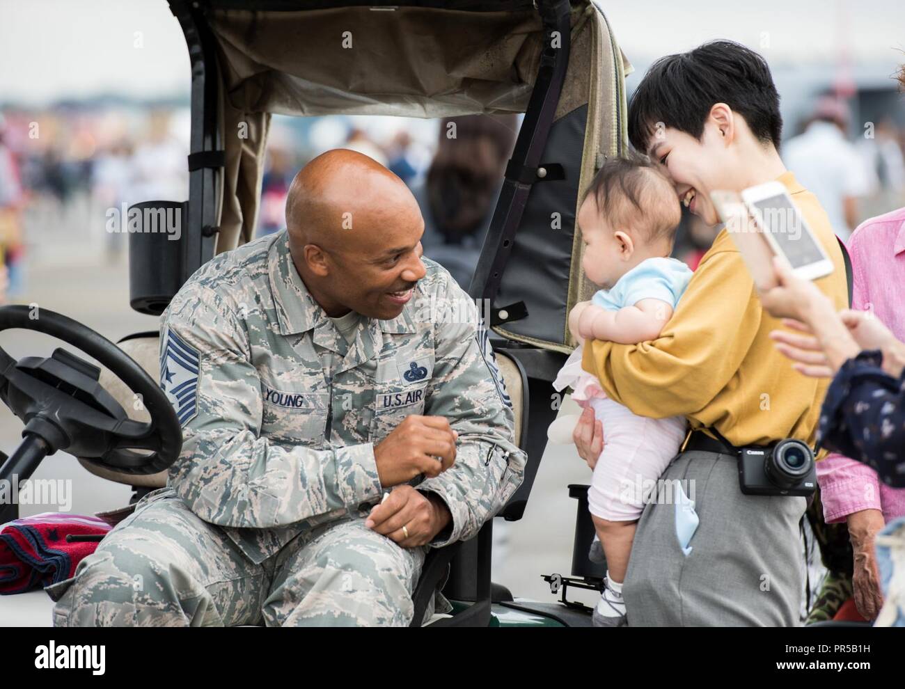 Master Chief Sgt. Elvin giovani, 374 Airlift Wing command chief, si introduce a una famiglia durante l'Amicizia Japanese-American Festival presso Yokota Air Base, Giappone, Sett. 15, 2018. Il festival dà i membri della Comunità la possibilità di venire su Yokota per vedere aerei statici, testimonianza dimostrazioni militari, per imparare a conoscere le capacità e la formazione fatto a Yokota ed incontrare con gli Stati Uniti e il Giappone Forza di Autodifesa soci che lavorano e vivono sulla base. (Senior Airman Gabrielle Spalding) Foto Stock