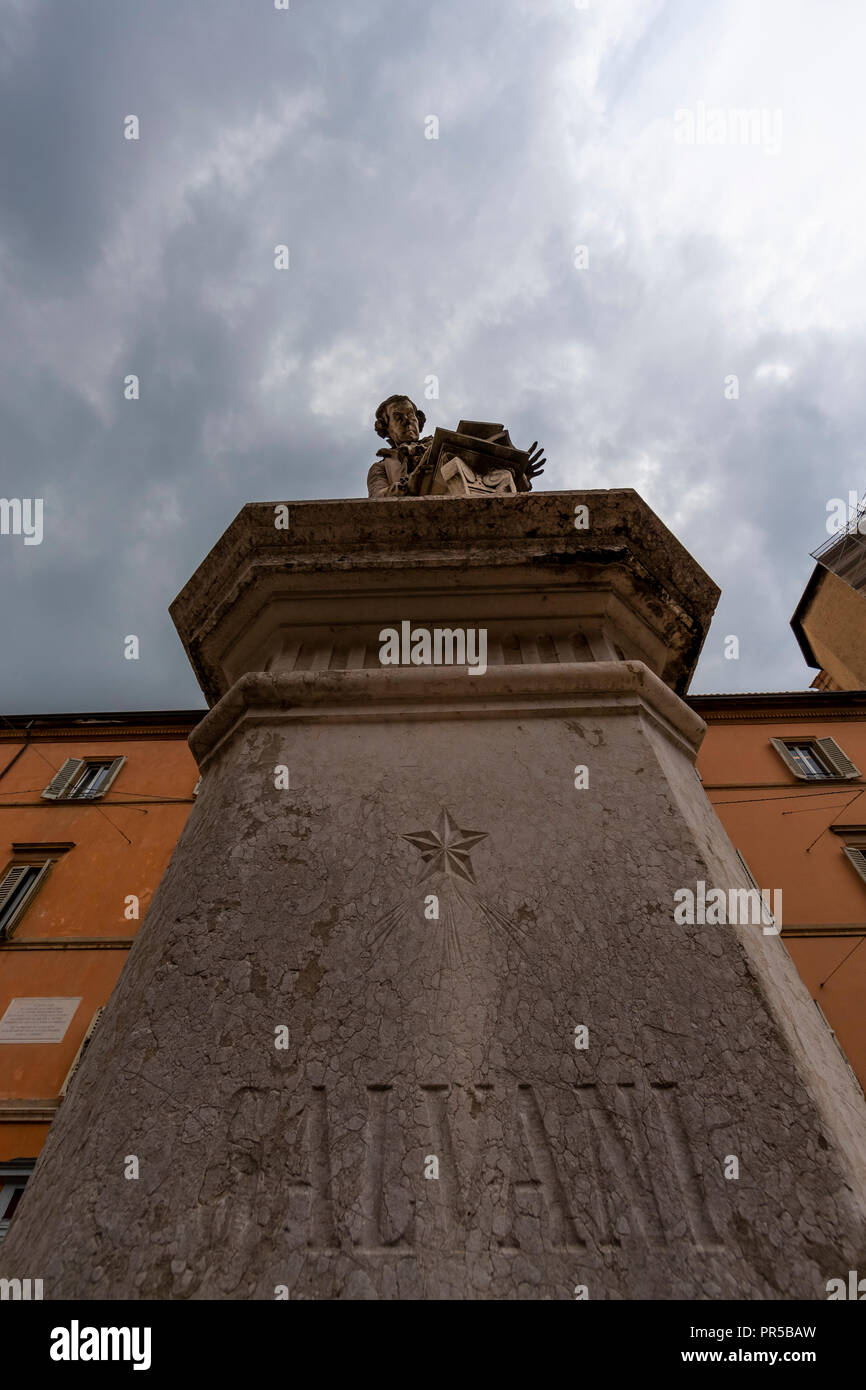 Statua commemorativa per lo scienziato italiano Galvani, nella piazza a lui intitolata. Bologna, Italia. Foto Stock