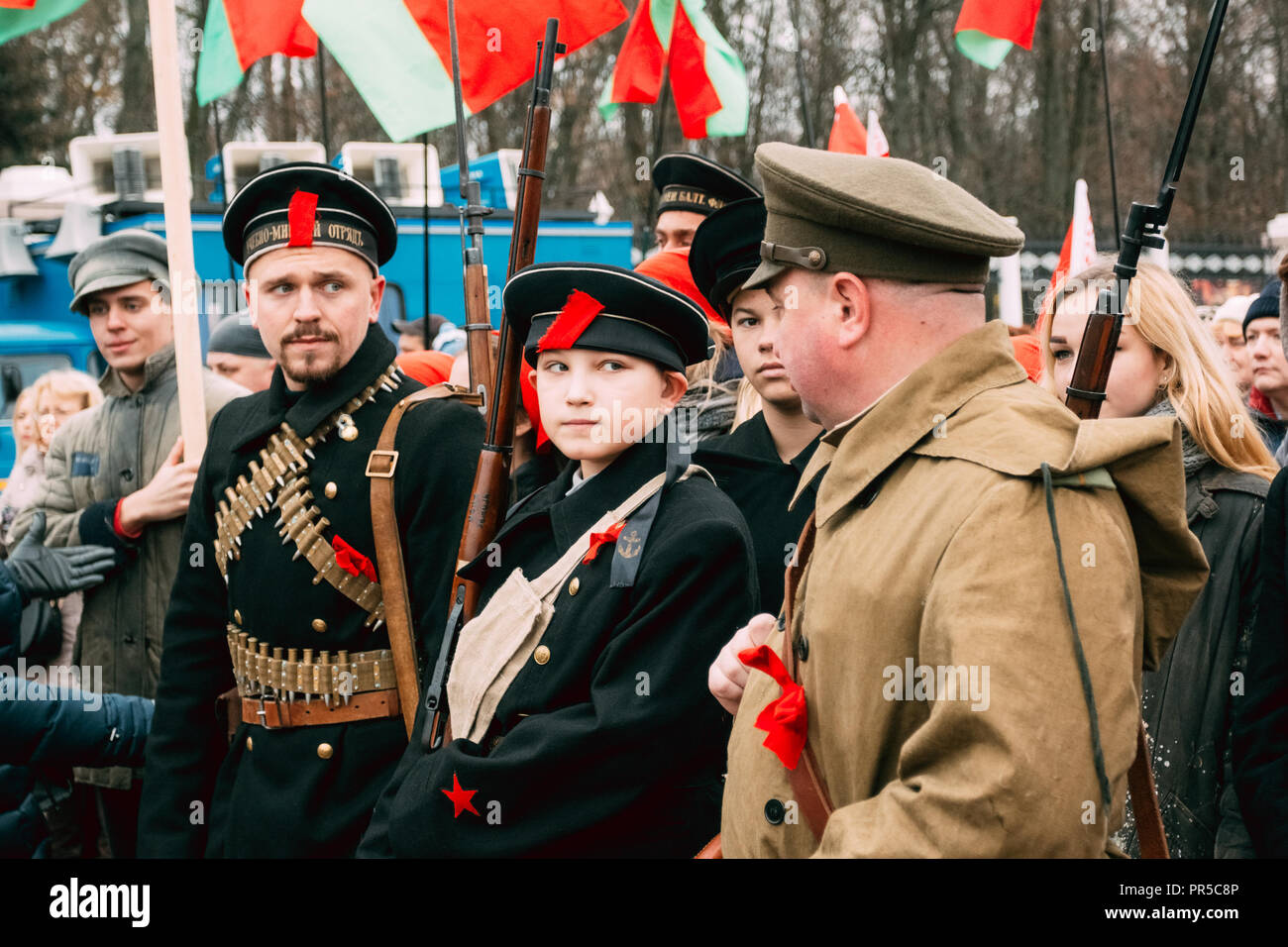 Gomel, Bielorussia - 7 Novembre 2017: compagni rivoluzionari, soldati e marinai a una celebrazione del centenario della grande ottobre Revol Foto Stock