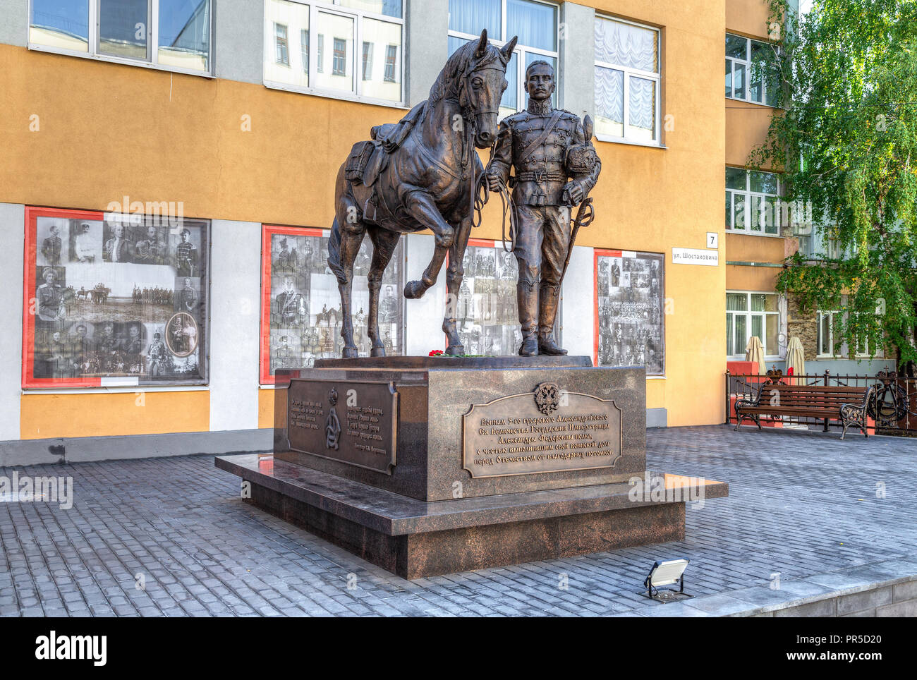 Samara, Russia - 22 Settembre 2018: Monumento ai soldati del quinto ussaro reggimento alessandrina (nero ussari) Foto Stock