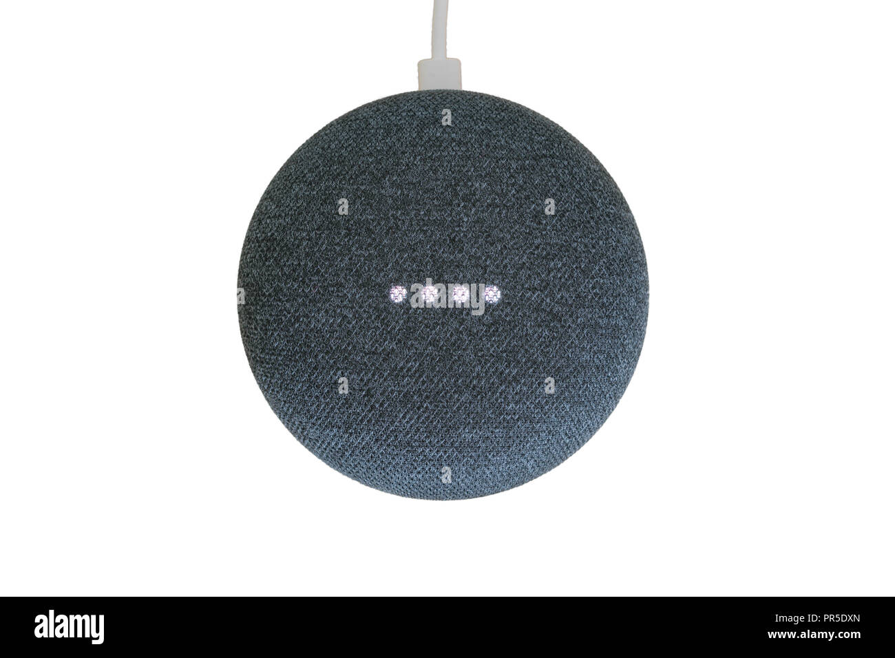 Atene, Grecia - 5 Luglio 2018: home page di Google mini smart speaker con costruito in Google Assistant Foto Stock