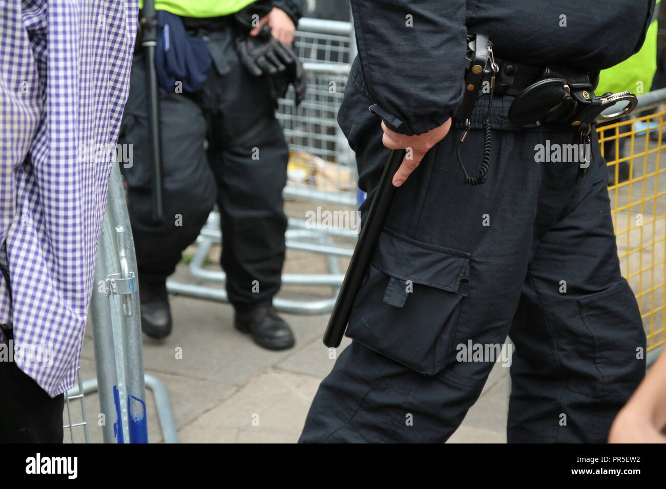 Un agente di polizia armato della cinghia del dazio Foto Stock