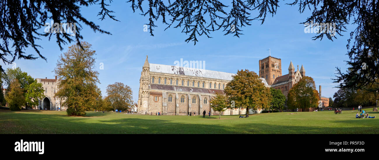 Panorama della cattedrale di St Albans che mostra l'Abbey Gateway, parte dell'esclusiva St Alban's School dove Stephen Hawking frequentò come studente Foto Stock