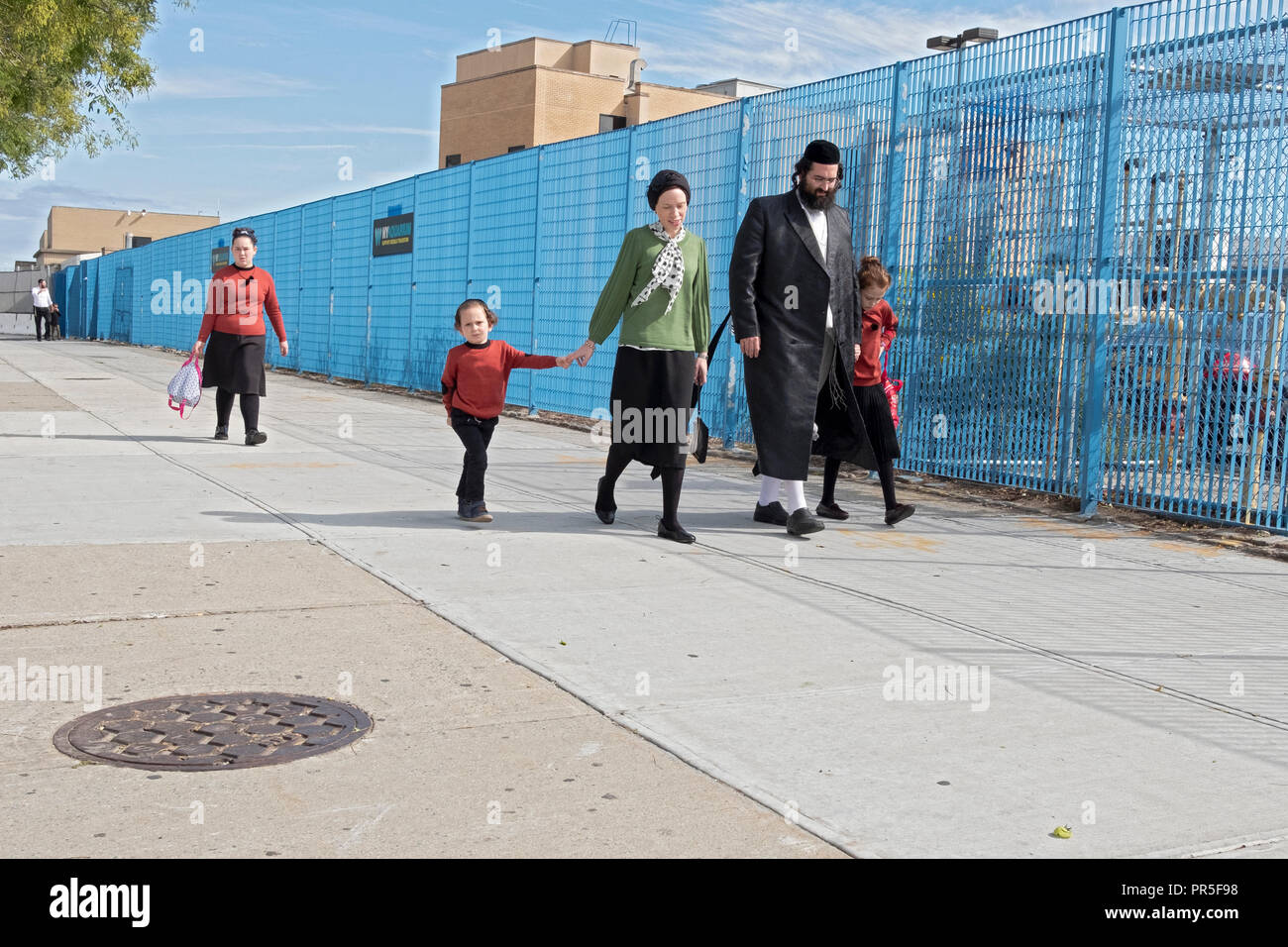 Un religioso della famiglia ebraica in Coney Island celebrare Sukkot, una vacanza dove è obbligatorio per divertirsi. Foto Stock