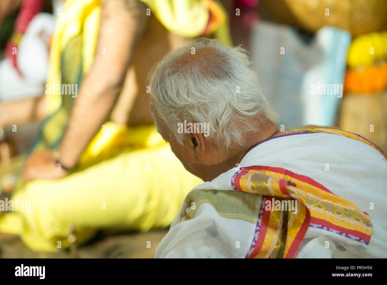 Cerimonia di matrimonio, Poojari, sud indiana di nozze, sacerdote indiano, pandit Foto Stock