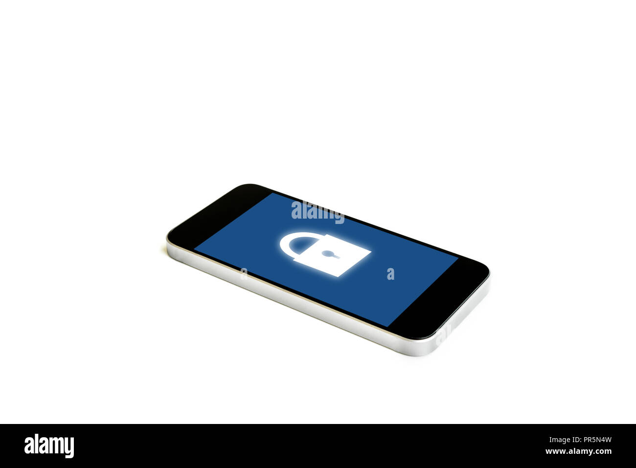 Mobile smart phone con icona a forma di lucchetto sullo schermo, isolato su sfondo bianco. La sicurezza in Internet e sistema di protezione mobile technology Foto Stock