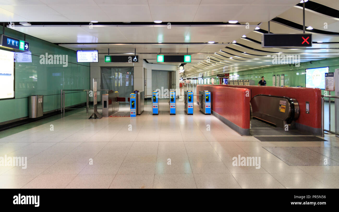 Hong Kong - Luglio 02, 2018: vuoto alla stazione MTR a livello centrale Foto Stock