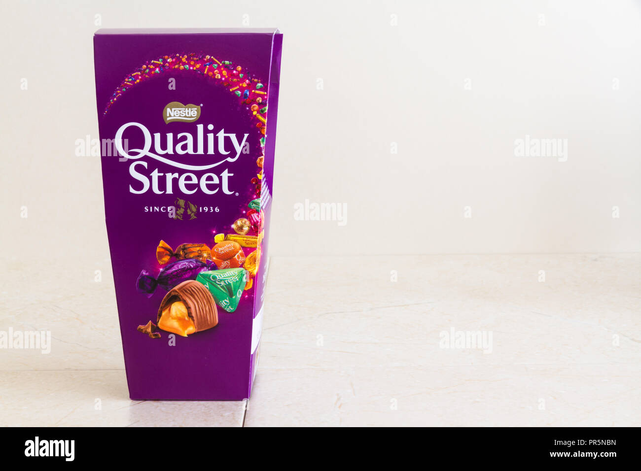 Editoriale illustrativa di una scatola di cartone di Nestlé Quality Street dolci, con copyspace - Bournemouth, Regno Unito - 15 giugno 2018 Foto Stock