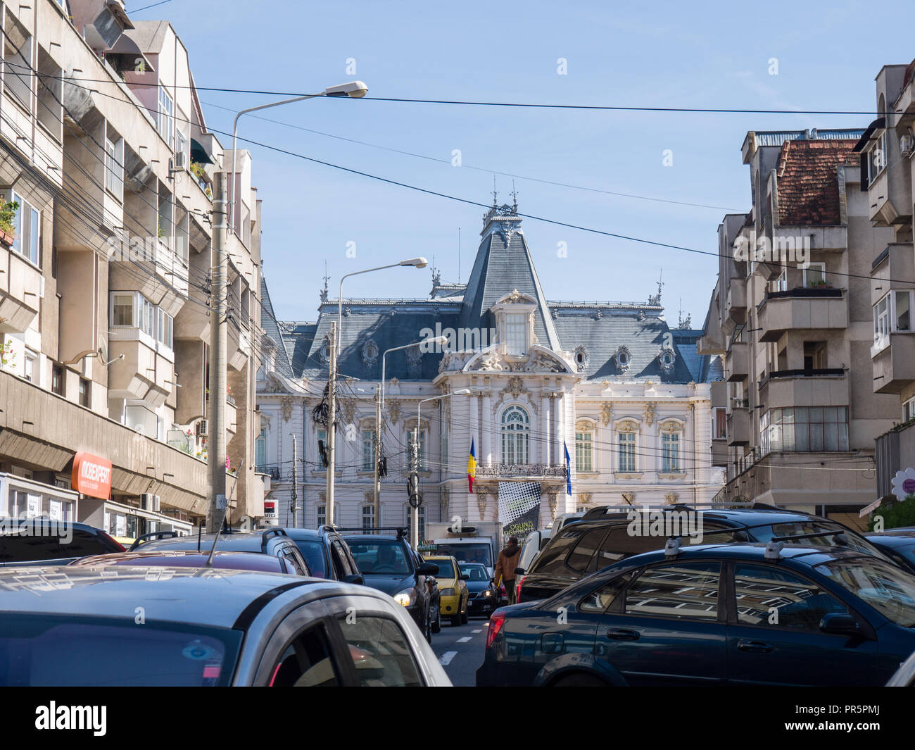 Post decadimento comunista: strada trafficata e traffico pesante con castello francese in Craiova, Dolj, Romania, UE Foto Stock