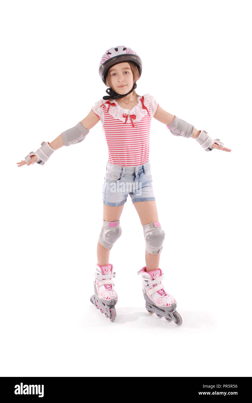 Cute girl su pattini a rotelle contro uno sfondo bianco Foto Stock